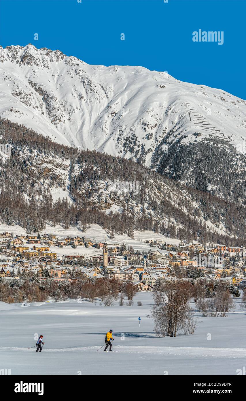 Sci di fondo in un paesaggio invernale vicino a Samedan in Engadina, Grigioni, Svizzera Foto Stock
