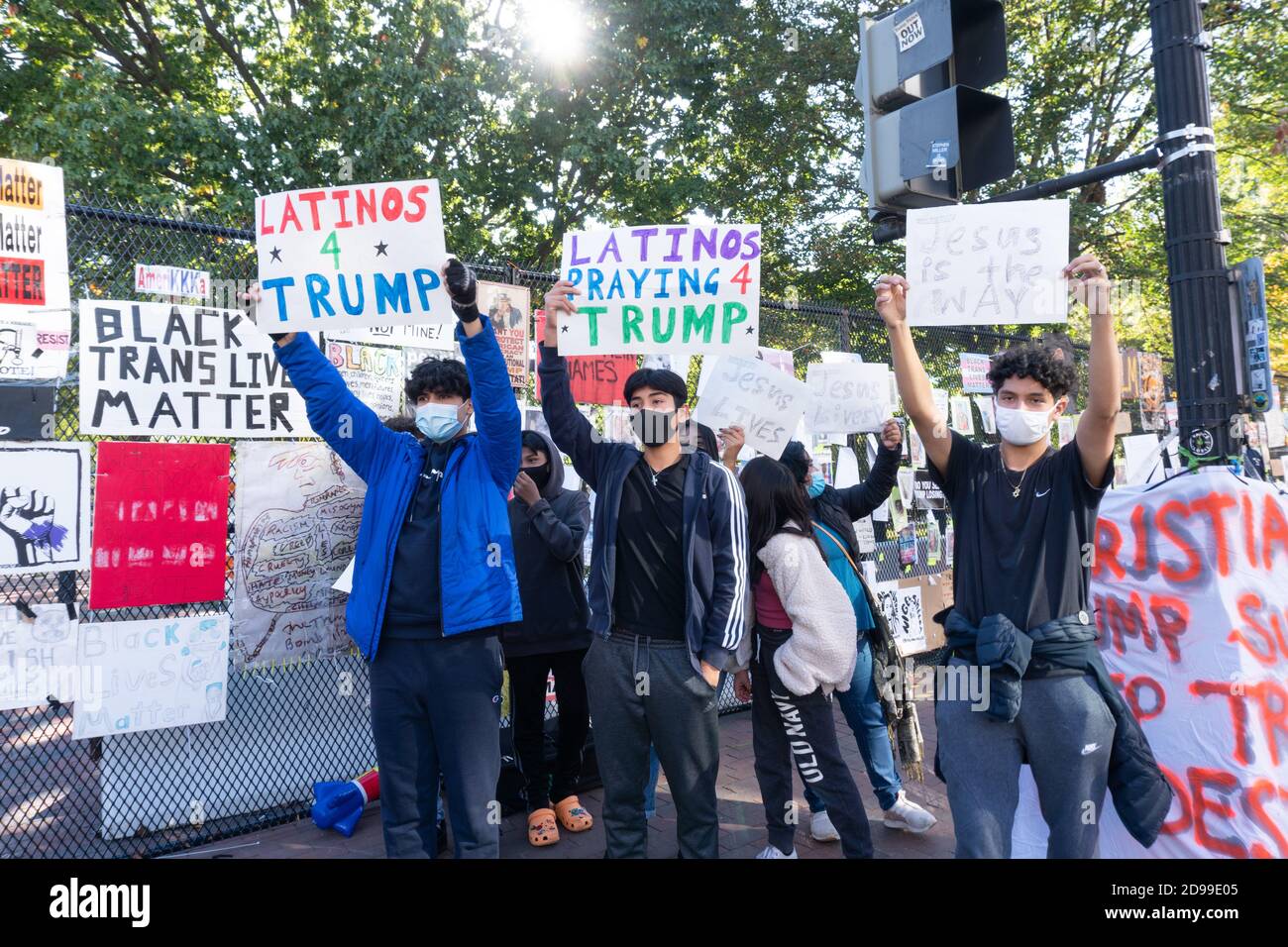 Washington DC, Stati Uniti. 03 Nov 2020. Latinos per Trump a Lafayette Square a Washington DC durante il giorno delle elezioni del 2020. Credit: Albert Halim/Alamy Live News Credit: albert halim/Alamy Live News Foto Stock