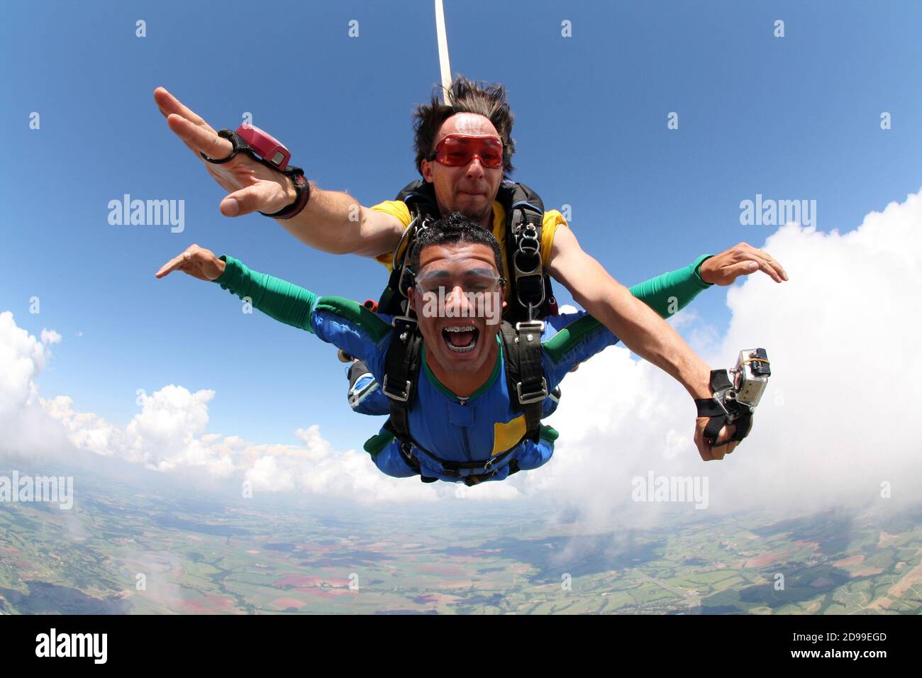 amici tandem sky diving Foto Stock