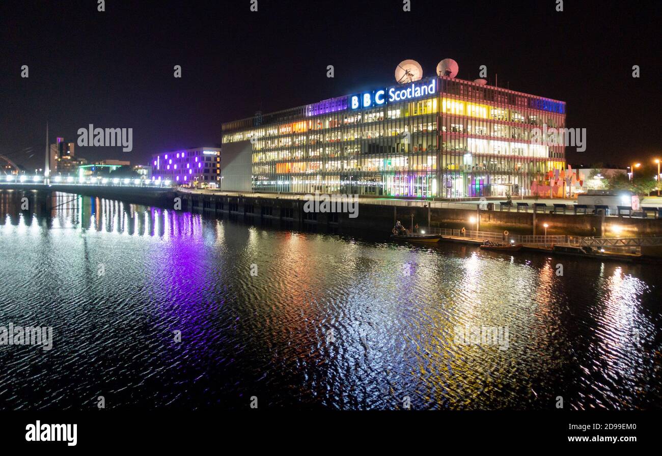 Il complesso televisivo e radiofonico della BBC sul Pacific Quay, sulla riva sud del fiume Clyde, nel centro di Glasgow, Scozia. E' stato aperto nel 2007. Foto Stock