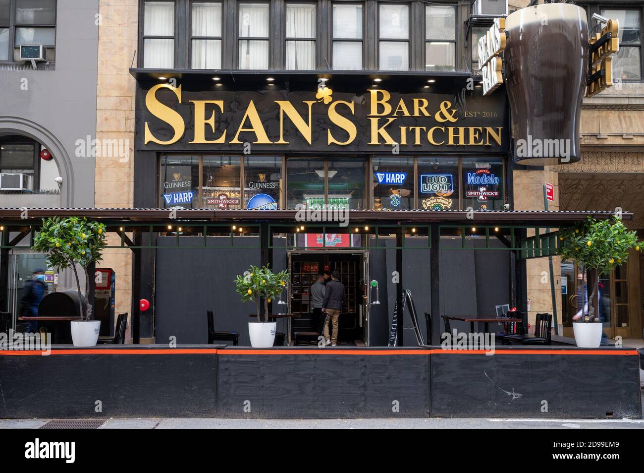 New York City, Stati Uniti. 03 Nov 2020. Sean's Bar and Kitchen si è imbarcato in attesa della violenza post-elettorale a New York City, NY, il giorno delle elezioni del 3 novembre 2020. (Foto di Ron Smits/Sipa USA) Credit: Sipa USA/Alamy Live News Foto Stock