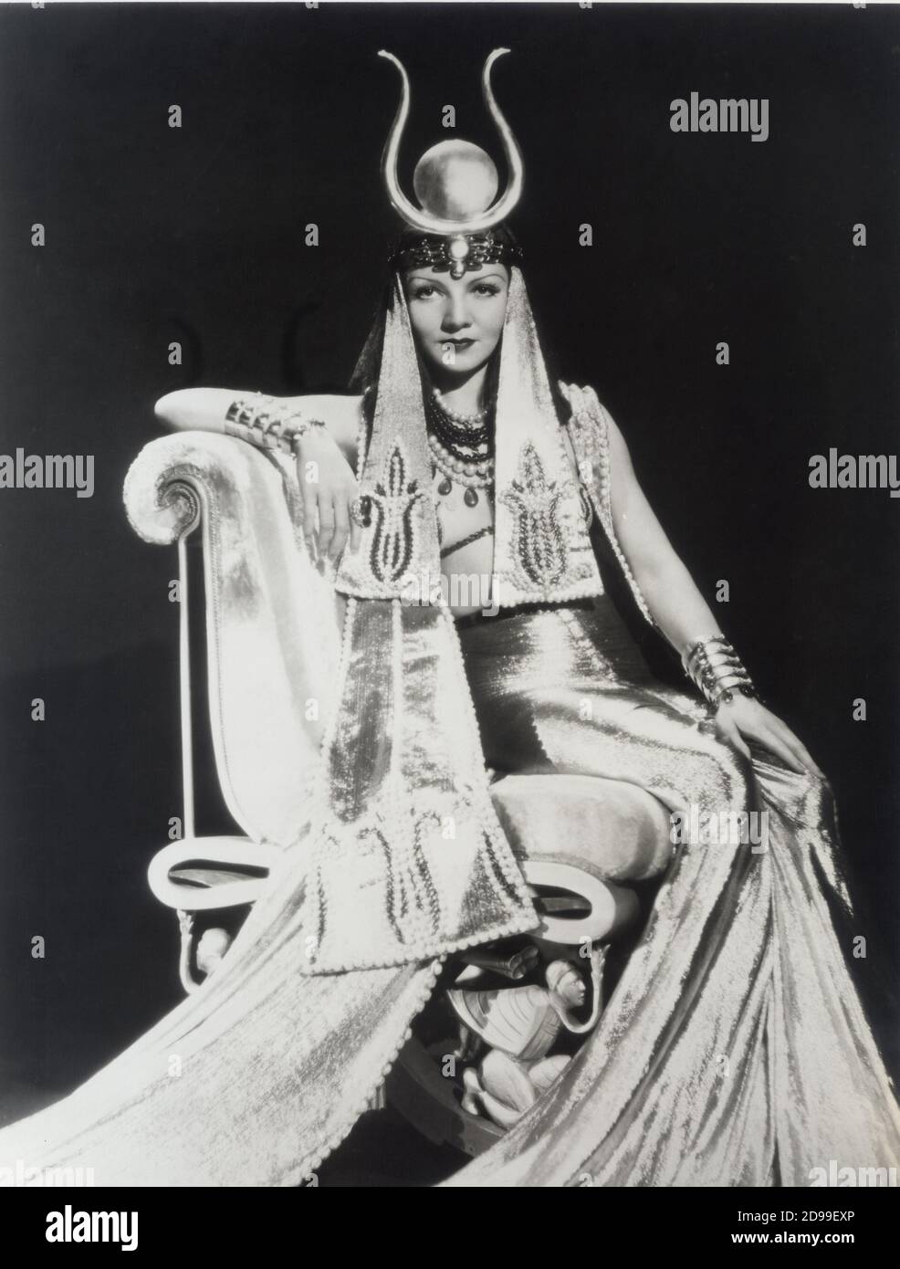 CLAUDETTE COLBERT (Claudette Cauchoin, nato a saint-Mandé, Parigi, Francia, 1905 ) a CLEOPATRA (1934 ), di Cecil B. DE MILLE, in costume da Déco di Travis Banton, RALPH JENSEN E MITCHELL LEISEN - PARAMOUNT - ANTICO EGITTO - EGITTOLOGIA - EGITTOLOGIA - EGIZIANO - ANTICO EGITTO - ART DECO - GLITTER - FILM STORICO - STORIA IN FILM - BUE API - ISIDE - ISIS - PHARAON - FARAONE - FARAONA - QUEEN - REGINA - REGINA - GIOIELLI - GIOIELLI - GIOIELLI ---- ARCHIVIO GBB Foto Stock