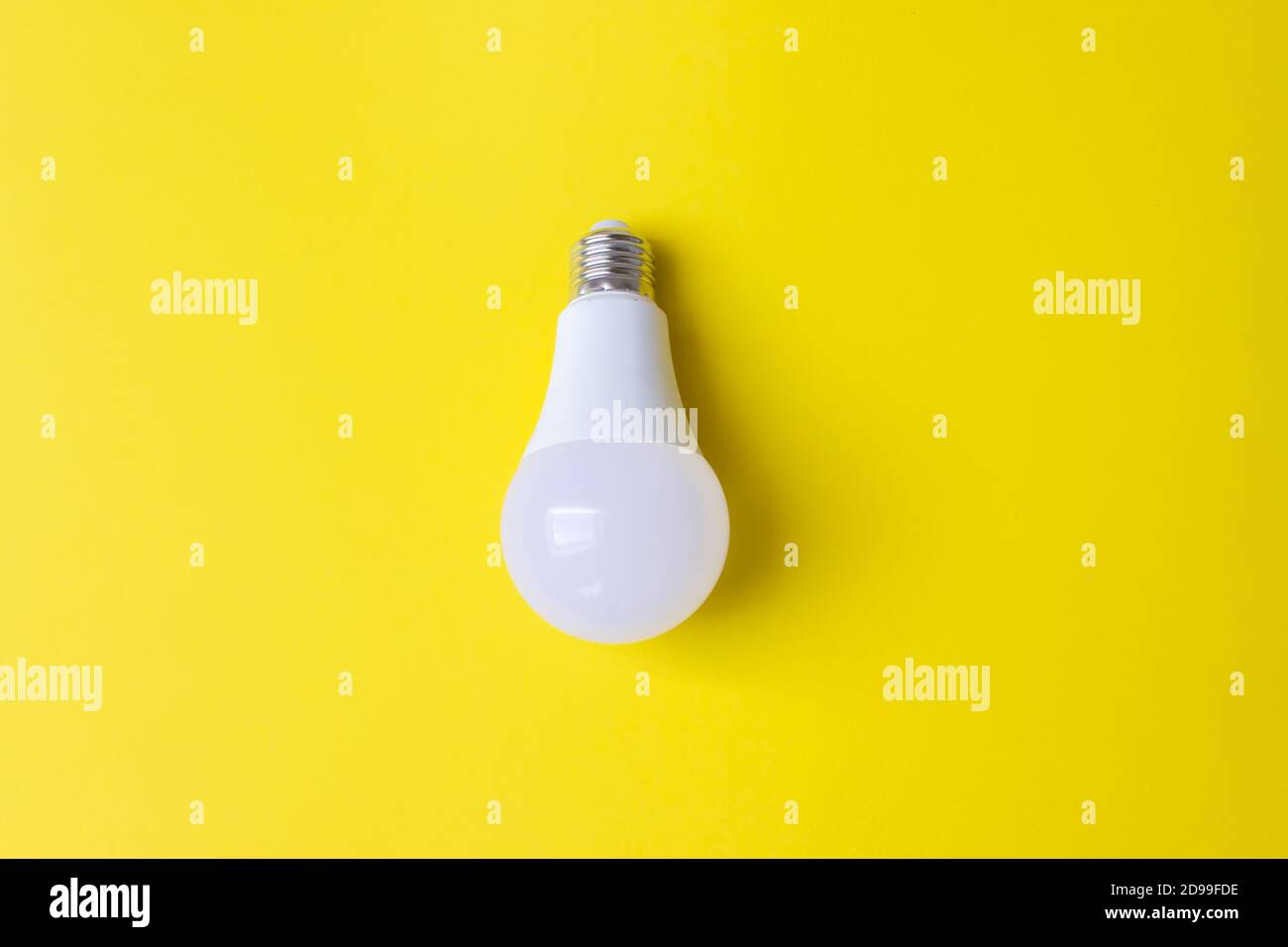 Lampadina a LED su sfondo giallo. Nuova tecnologia dell'energia, concetto di Eco Power. Spazio di copia. Concetto di risparmio energetico Foto Stock