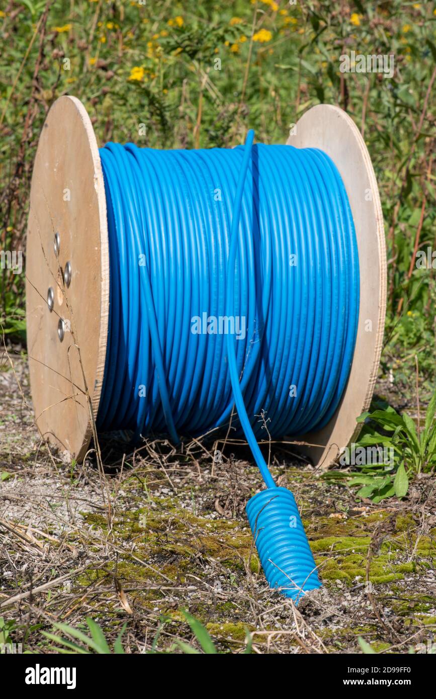 Sistema di condotti sotterranei del tamburo per cavi di rete Foto Stock Sistema di condotti sotterranei del tamburo per cavi di rete Foto Stock