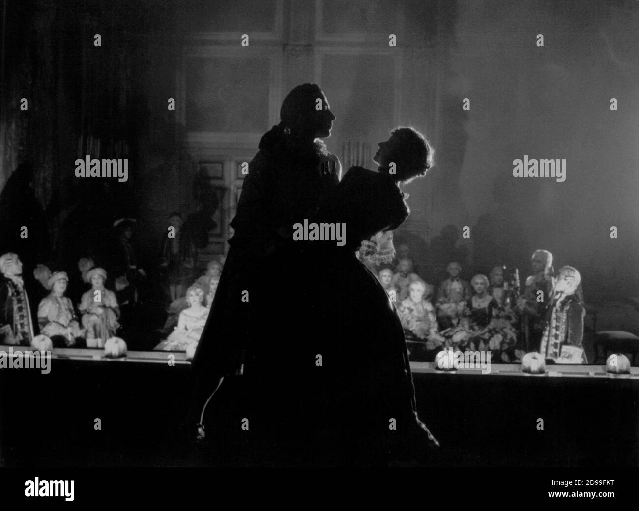 1924 , STATI UNITI: RUDOLPH VALENTINO ( Rodolfo Guglielmi , 1895 - 1926 ) con Bebe Daniels in MONSIEUR BEAUCAIRE ( 1924 ) di Sydney Olcott , dal romanzo di Booth Tarkington - CINEMA MUTO - RODOLFO - back-light - controluce - abbraccio ---- Archivio GBB Foto Stock