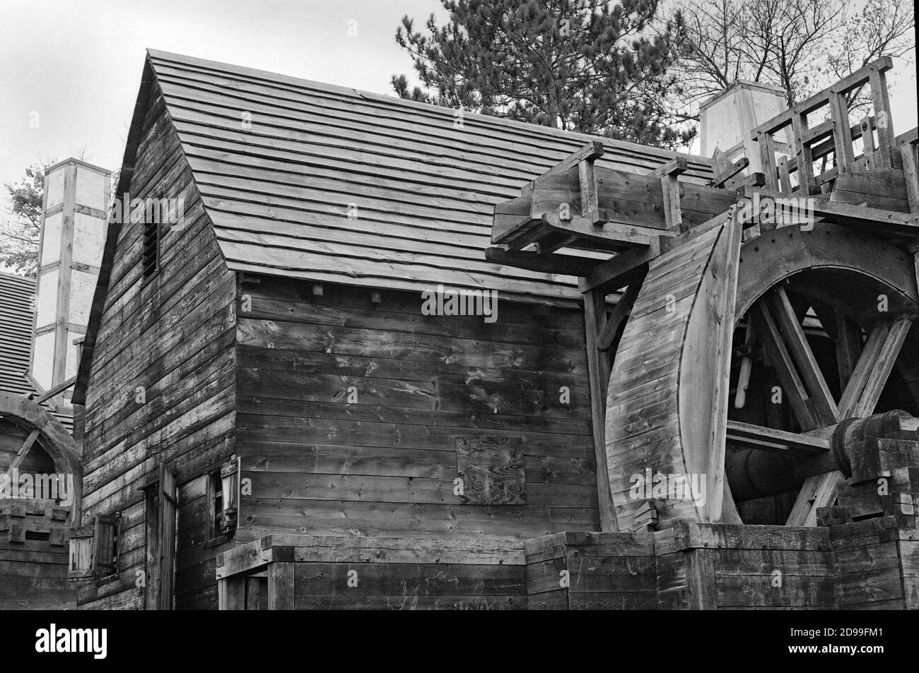 Una vista laterale del Mulino di taglio presso le opere di ferro Saugus. Uno dei suoi waterwheels è visibile sulla destra dell'edificio. L'immagine è stata acquisita su un Foto Stock