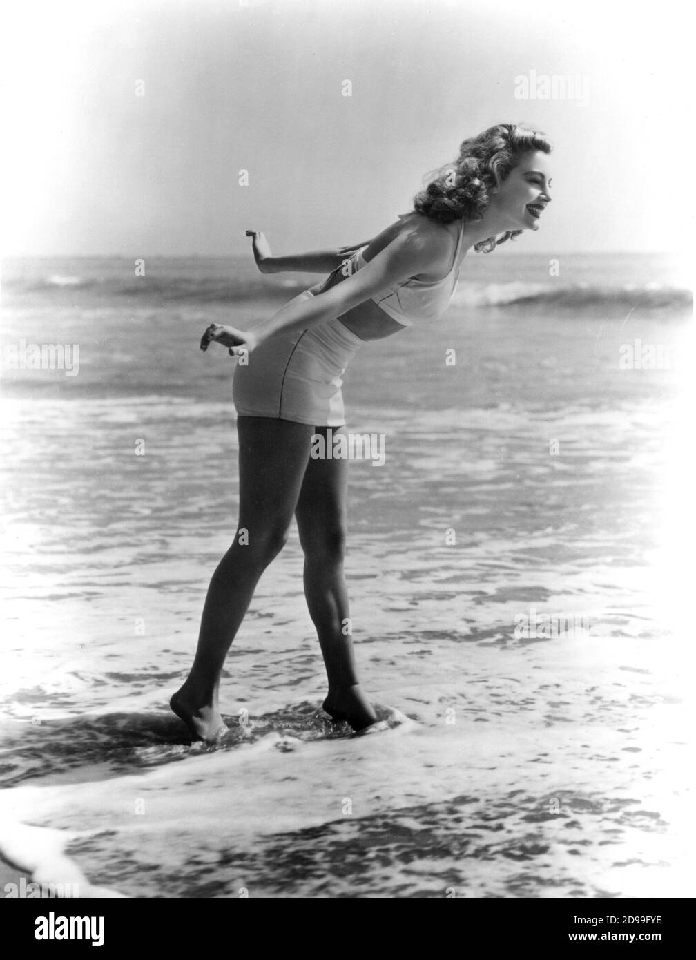 1946 ca, USA : l'attrice del film AVA GARDNER ( 1922 - 1990 ). - SPIAGGIA - SPIAGGIA - MARE - MARE - COSTUME da BAGNO - PIN UP - gambe - gioco - sorriso - sorriso - oceano - oceano - Oceano - costume da bagno - nuoto - nuoto - pin-Up --- Archivio GBB Foto Stock