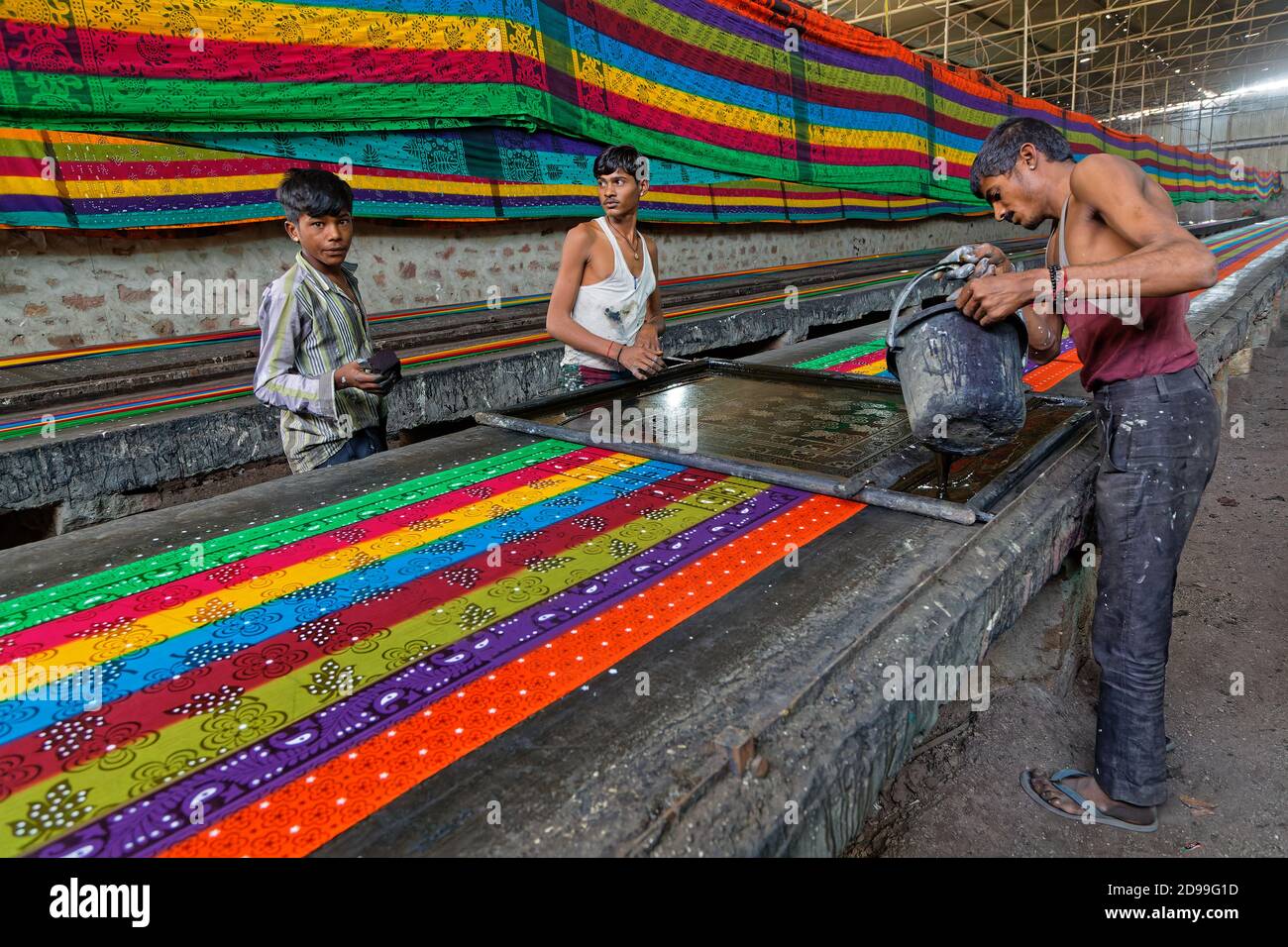 PALI, INDIA, 3 novembre 2017 : lavoratori della fabbrica tessile. Pali è famosa per le sue industrie tessili. Questo è il più grande mulino di cotone di Rajastha Foto Stock