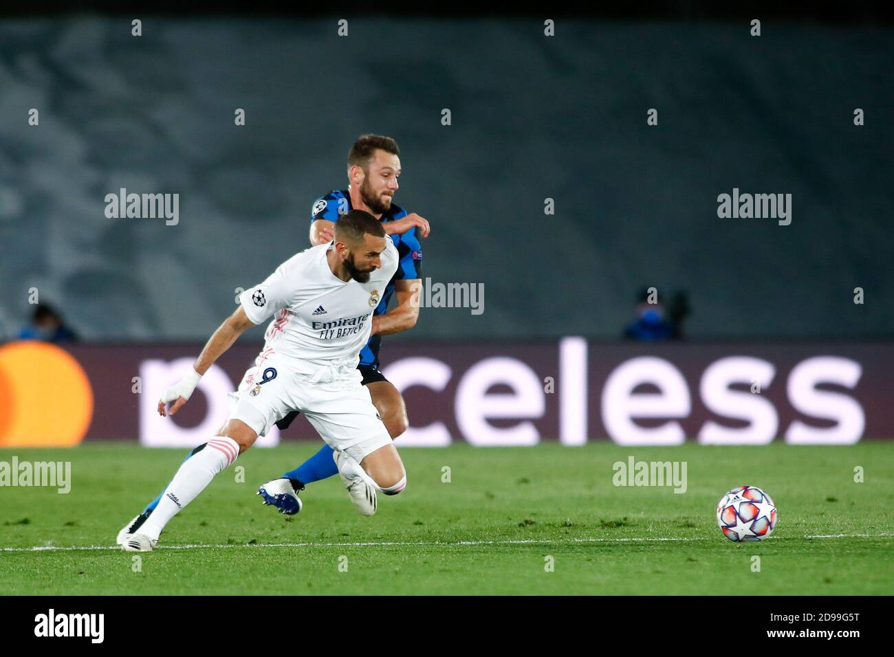 Madrid, Spagna. 03 Nov 2020. Karim Benzema del Real Madrid e Marcelo Brozovic dell'Inter in azione durante la UEFA Champions League, la fase di Gruppo, la partita di calcio del Gruppo B tra Real Madrid CF e FC Internazionale il 3 novembre 2020 allo stadio Alfredo di Stefano di Valdebebebas, vicino Madrid, Spagna - Foto Oscar J Barroso / Spagna DPPI / DPPI Credit: LM/DPPI/Oscar Barroso/Alamy Live News Credit: Gruppo editoriale LiveMedia/Alamy Live News Foto Stock