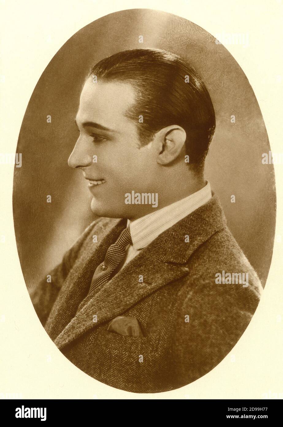 1922 C, USA : la superstar del film Silente RUDOLPH VALENTINO ( Rodolfo Guglielmi - Castellaneta , Taranto 1895 - New York , USA 1926 ). - profilo - grasso - brillantina - sorriso - sorriso - CINEMA MUTO - CRAVATTA - CRAVATTA - fazzoletto nel taschino - poquette ---- Archivio GBB Foto Stock