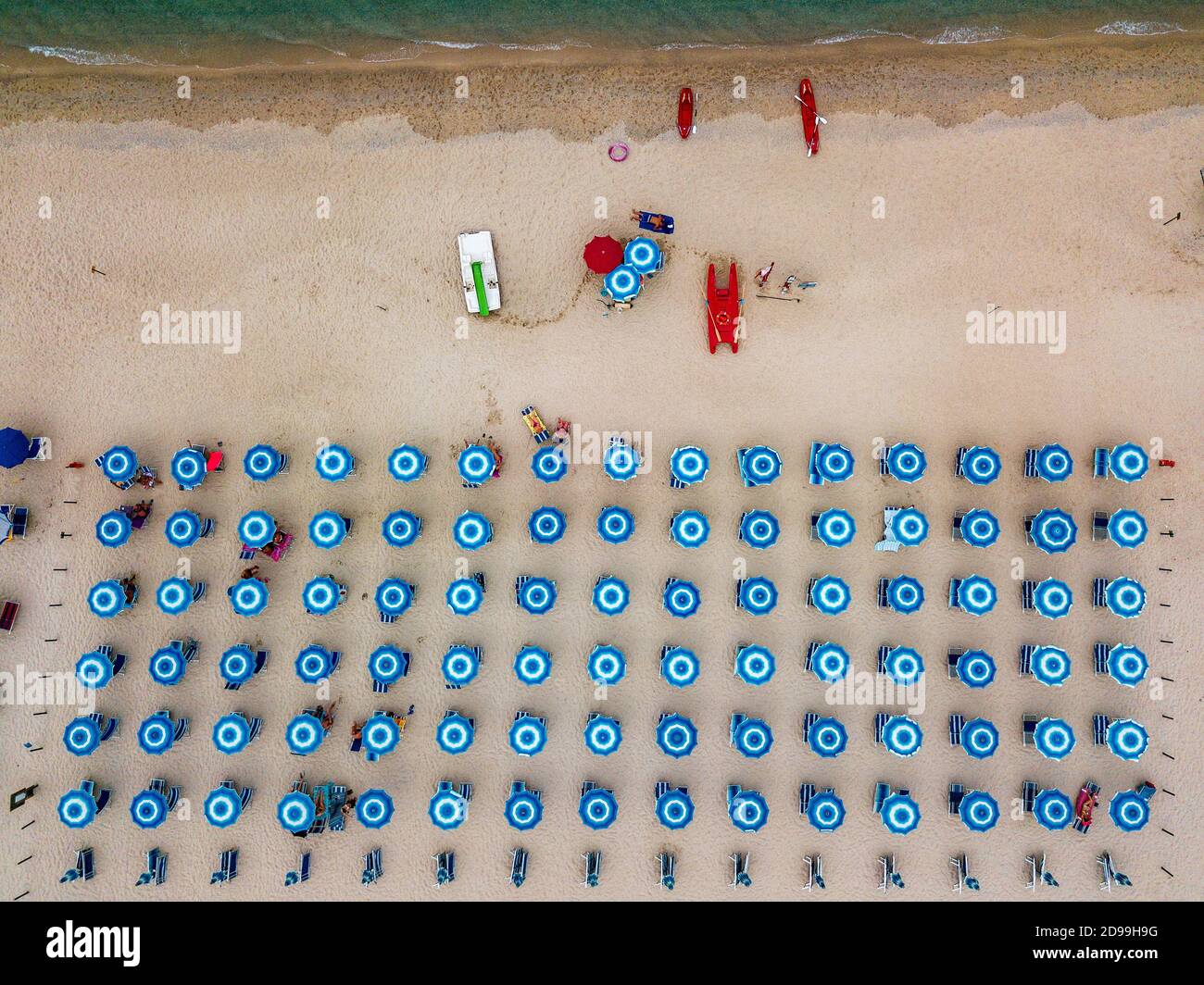 Vista aerea di una spiaggia e ombrelloni. Tropea, Calabria, Italia.  Parghelia. Panoramica dei fondali marini visti dall'alto, acqua  trasparente. Nuotatori, bagnanti Foto stock - Alamy