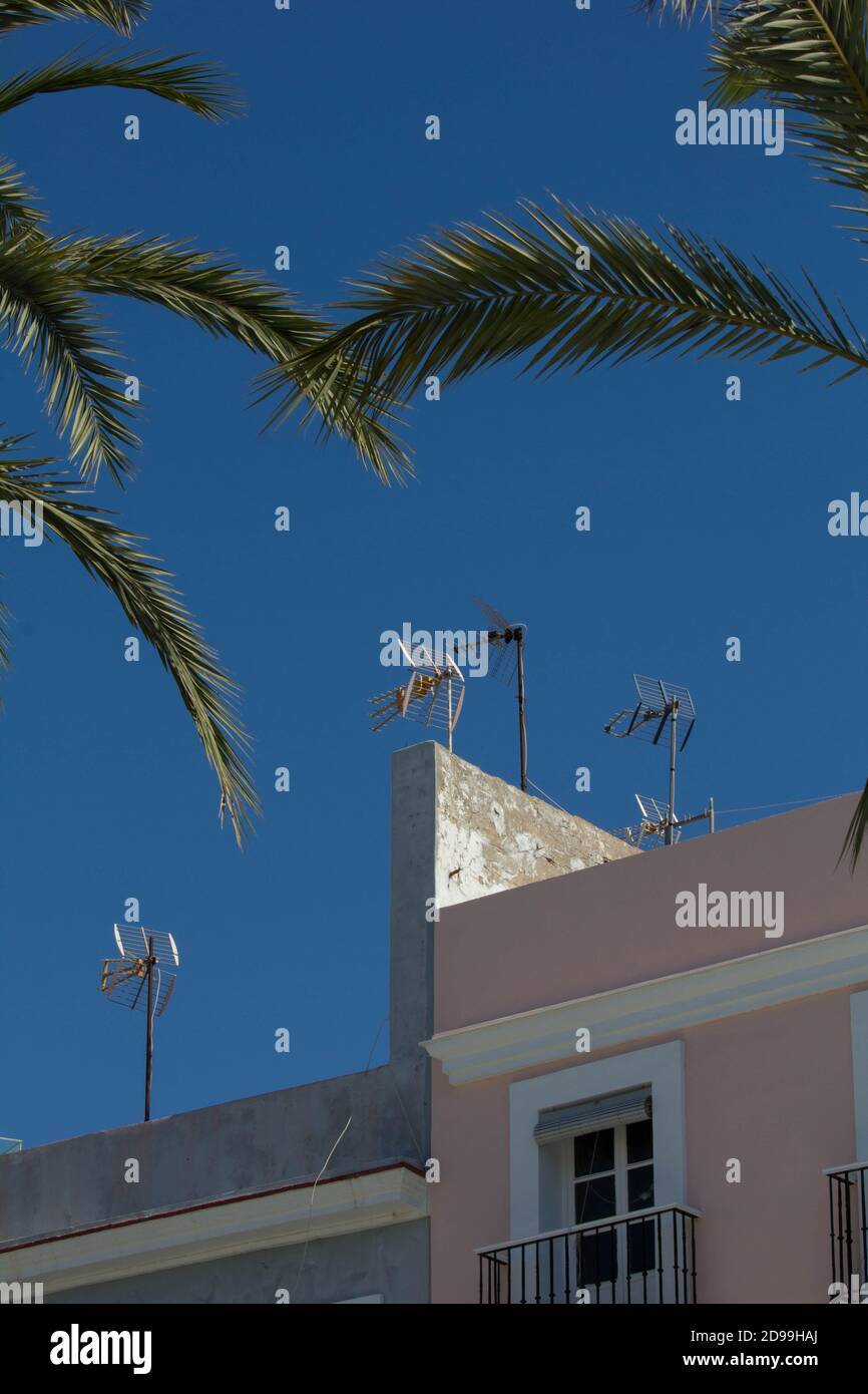 Antenne televisive contro un cielo blu. Cartagena, Spagna Foto Stock