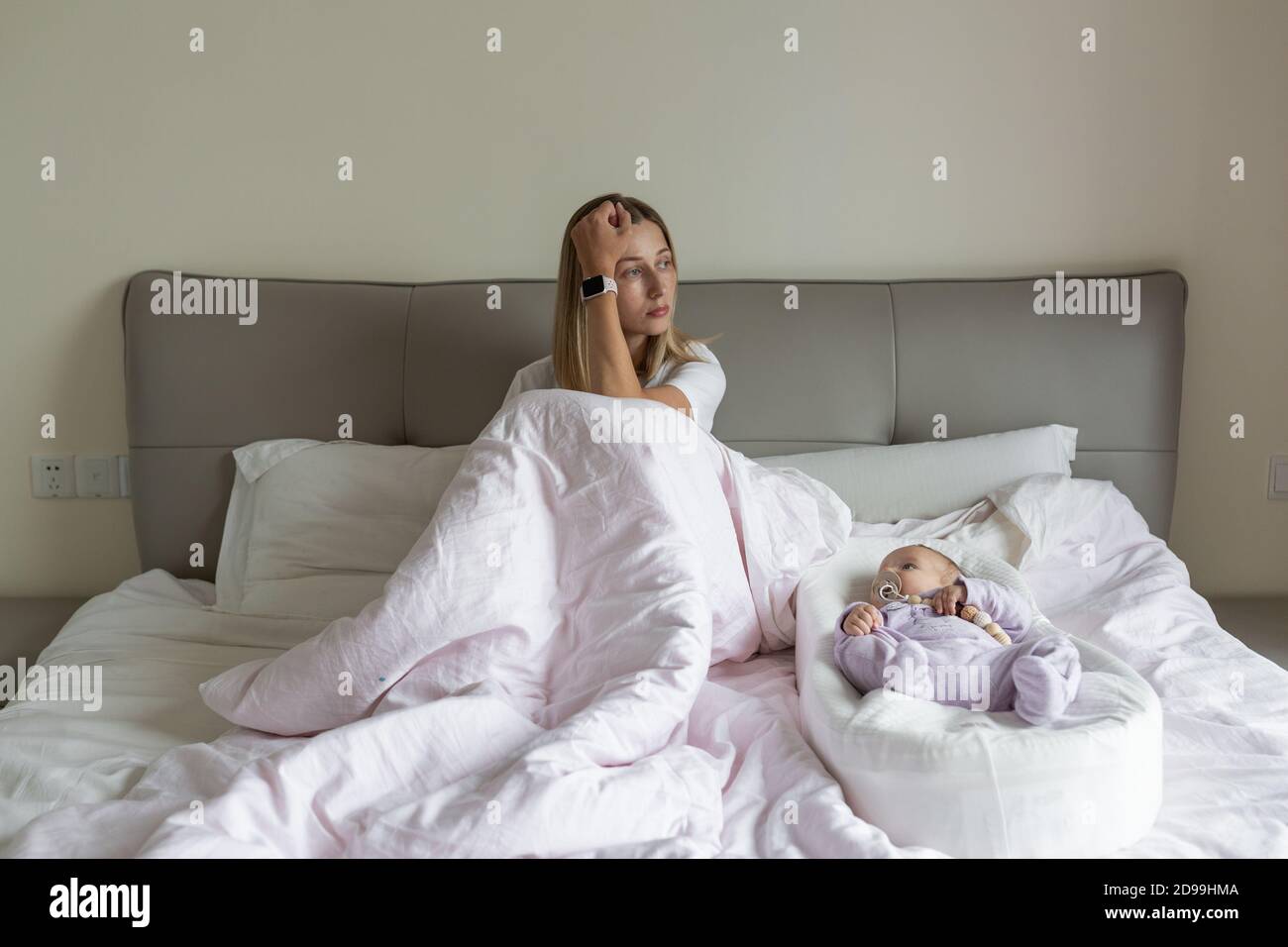 Madre stanca che soffre di depressione postnatale. Salute mamma maternità stressante. Rimani a casa durante il coronavirus covid-19 pandemia Foto Stock