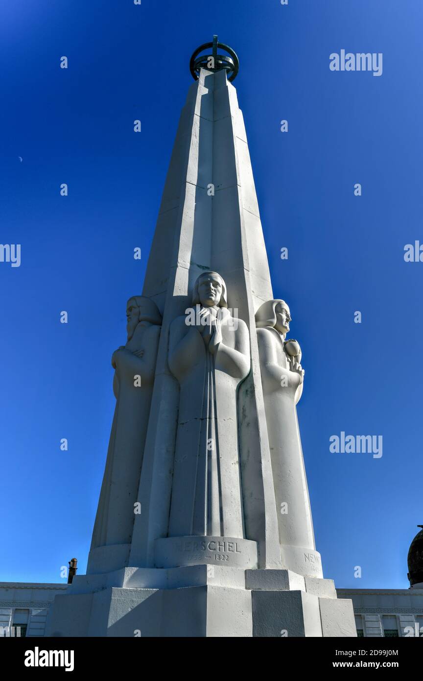 Los Angeles, California - 26 luglio 2020: Monumento agli astronomi presso l'Osservatorio Griffith di Griffith Park. Gli astronomi raffigurati sono Galileo, Copernic Foto Stock