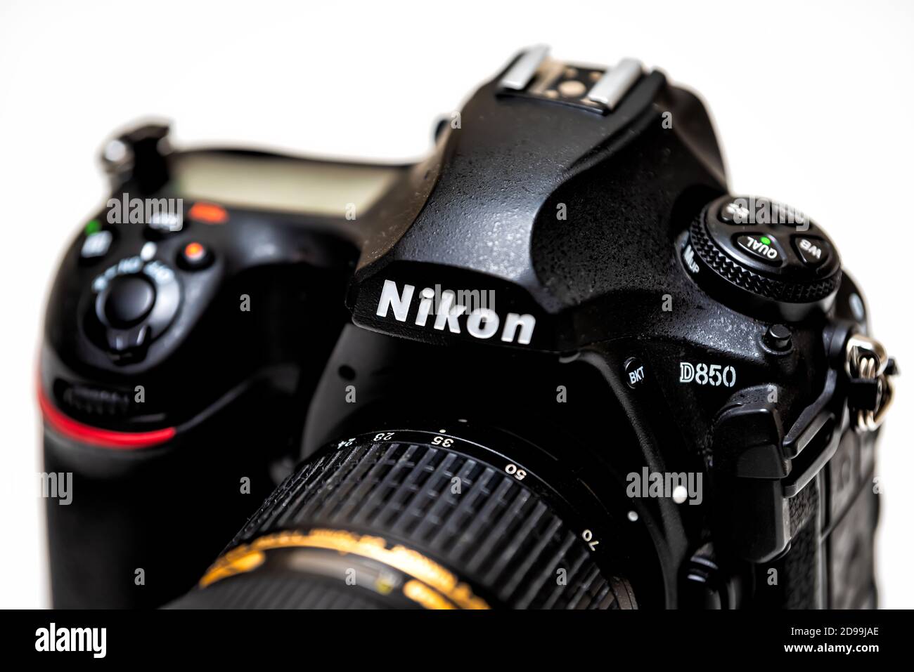 Herndon, USA - 1 novembre 2020: Macro closeup del giapponese made in Japan Nikon DSLR fotocamera reflex digitale a obiettivo singolo modello D850 isolato contro il whit Foto Stock