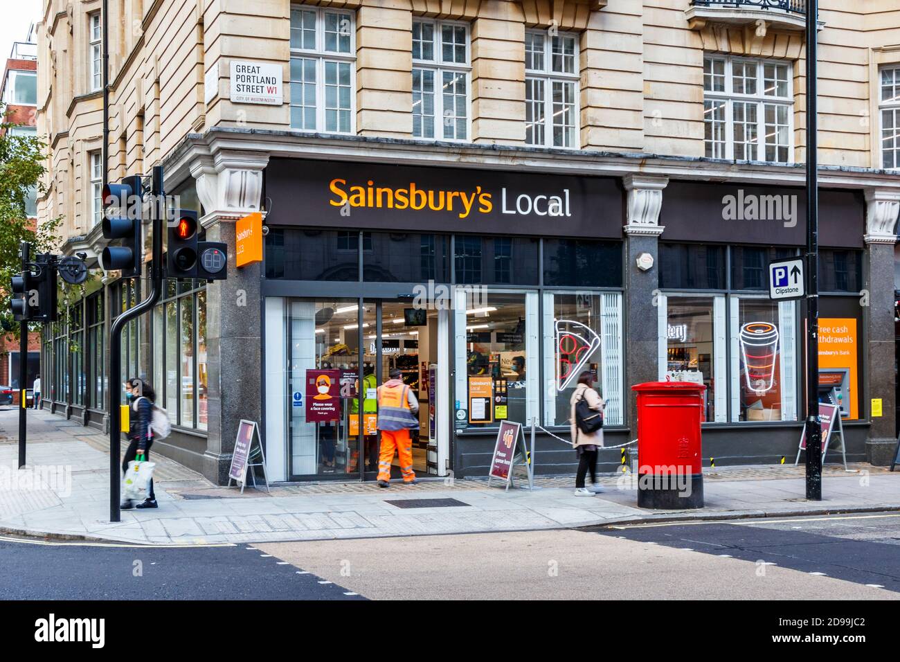 Un negozio locale Sainsbury's a Great Portland Street, Londra, Regno Unito Foto Stock