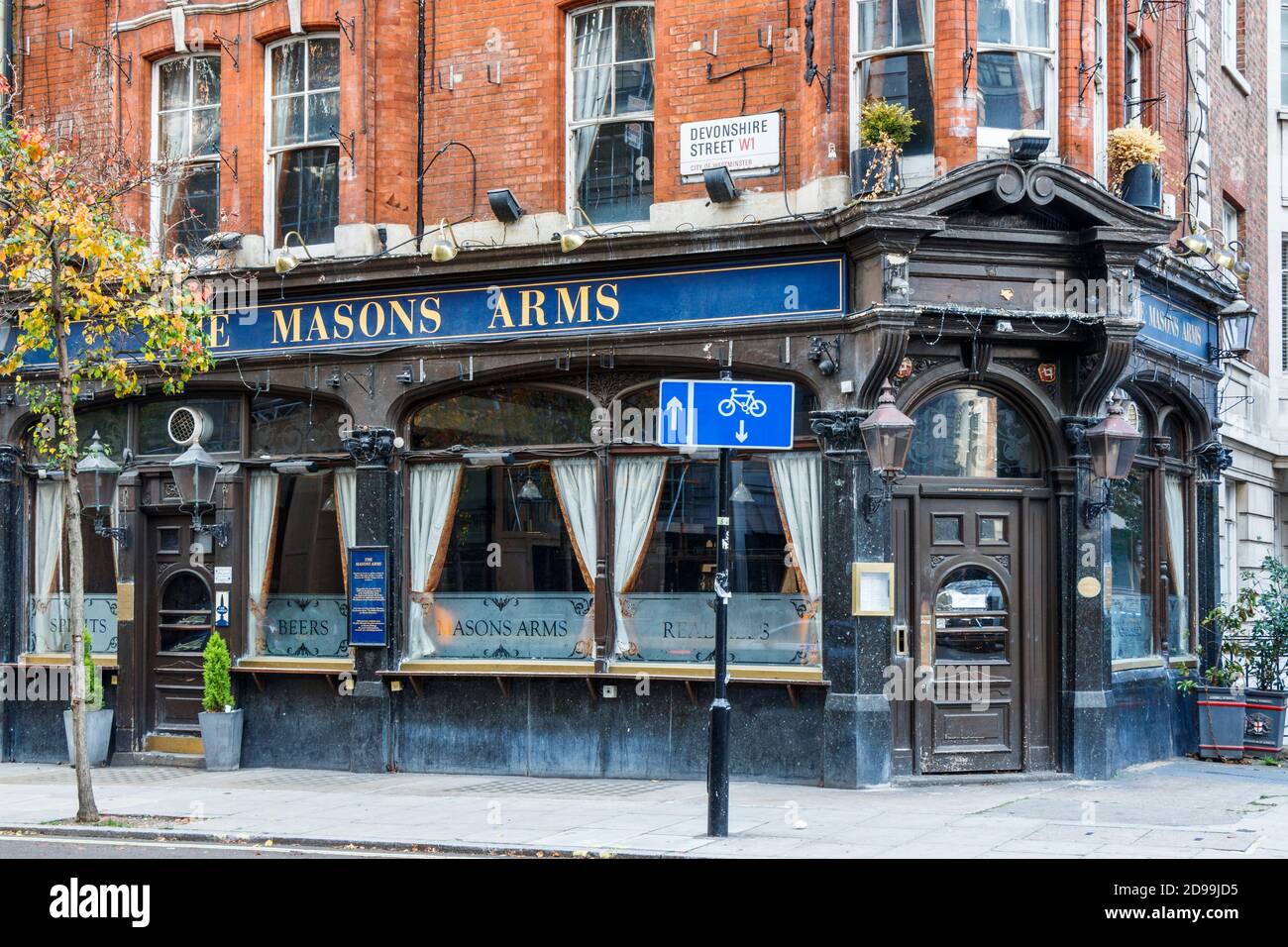 The Masons Arms on Devonshire Street a Marylebone, un pub del XIX secolo rivestito in pannelli di legno, chiuso durante il blocco pandemico del coronavirus, Londra, Regno Unito Foto Stock
