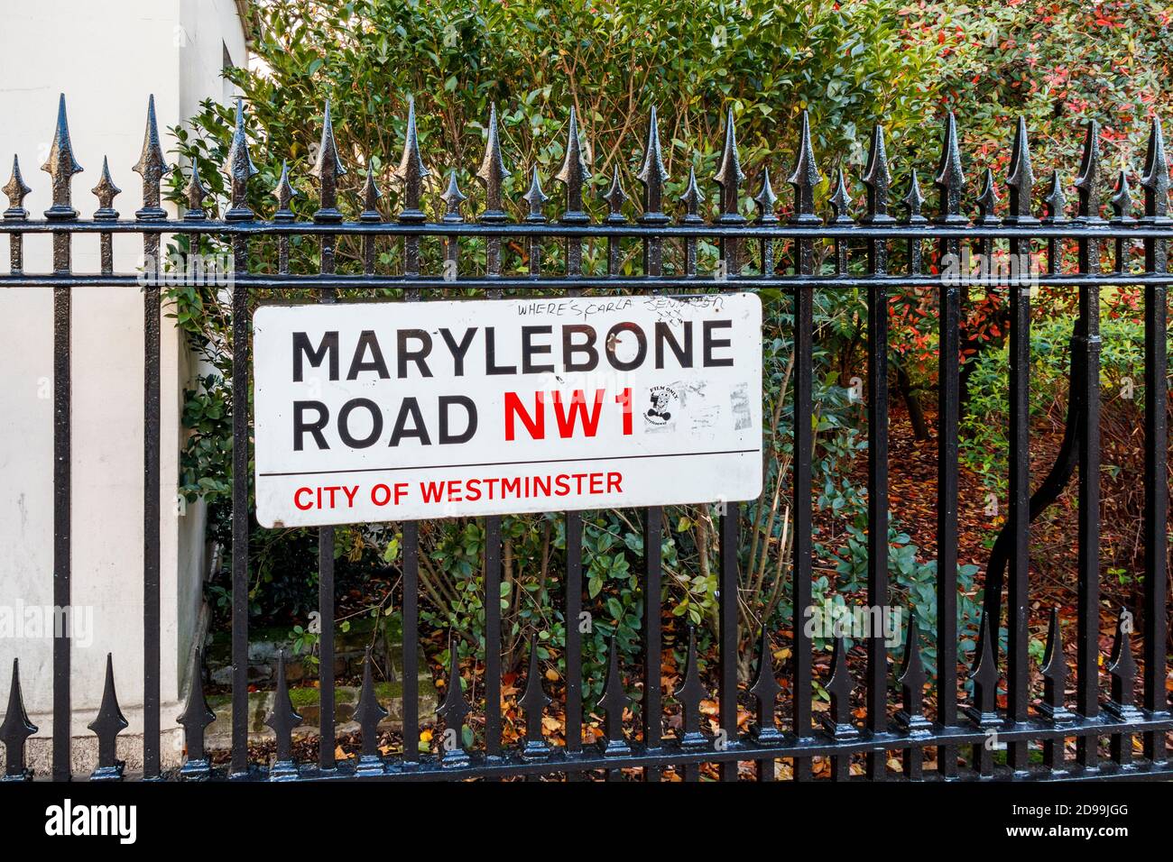 Cartello stradale con la scritta "Marylebone Road NW1, City of Westminster" sulle ringhiere che circondano Crescent Gardens, Londra, Regno Unito Foto Stock