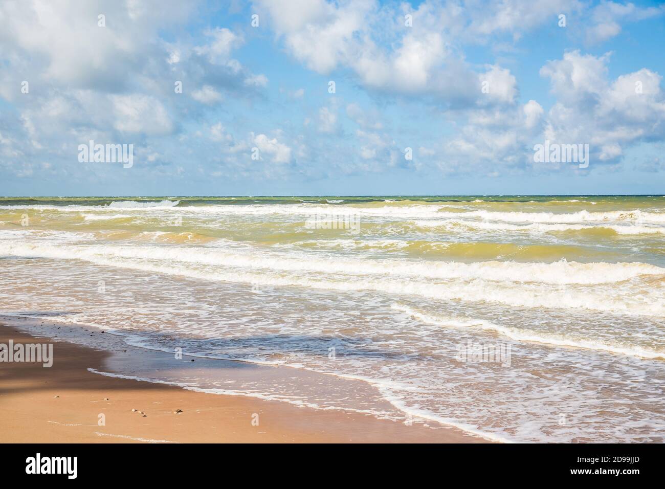 Riva del Mar Baltico in Lettonia. Paesaggio di spiaggia e mare con cielo blu. Foto Stock