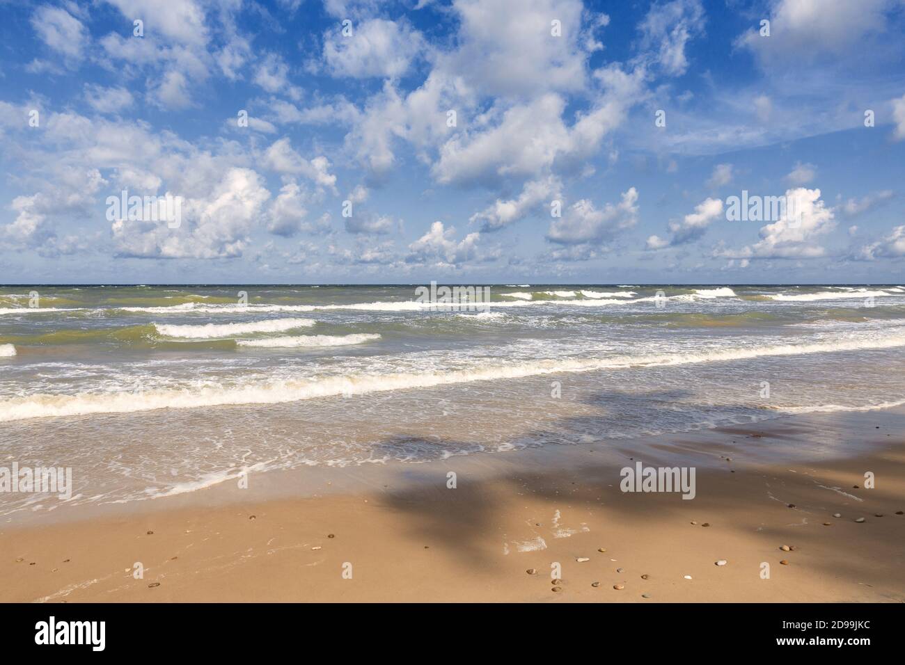 Riva del Mar Baltico in Lettonia. Paesaggio di spiaggia e mare con cielo blu. Foto Stock
