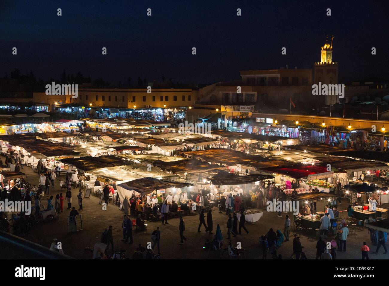 Bancarelle di cibo a Jemaa el Fna, la piazza del mercato di Marrakech, Marocco. Foto Stock