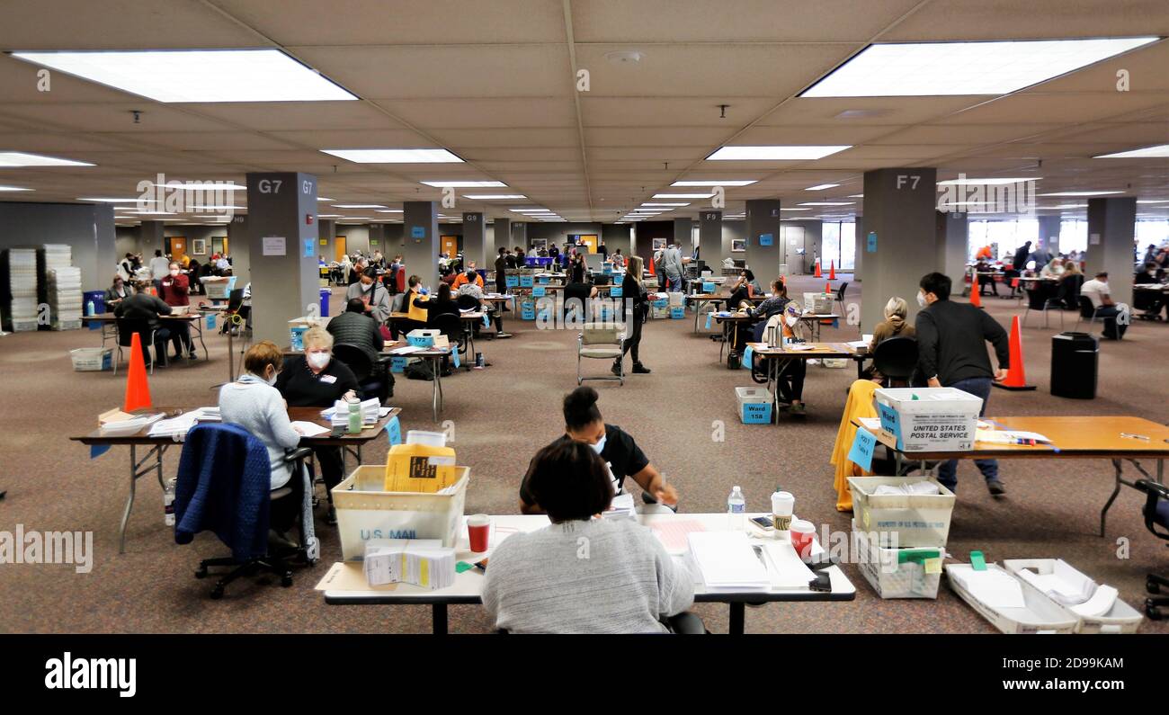 Milwaukee, Wisconsin, Stati Uniti. 3 Nov 2020. I voti degli assenti e dei primi voti sono stati ordinati e contati presso la sede centrale del Conte presso 501 W. Michigan Street a Milwaukee martedì 3 novembre 2020. Credit: Pat A. Robinson/ZUMA Wire/Alamy Live News Foto Stock