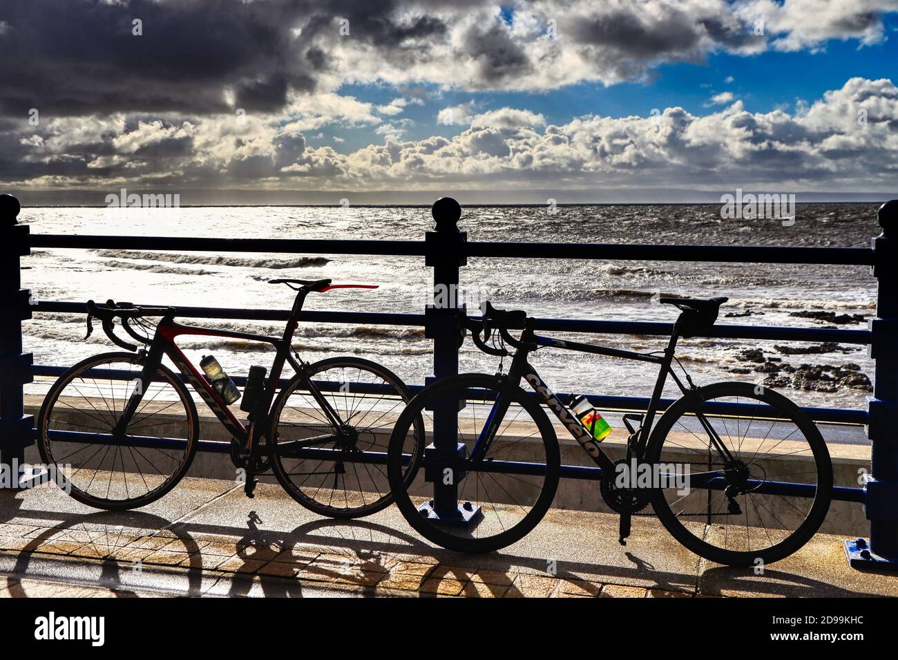 Motociclisti sul lungomare di Porthcawl Foto Stock