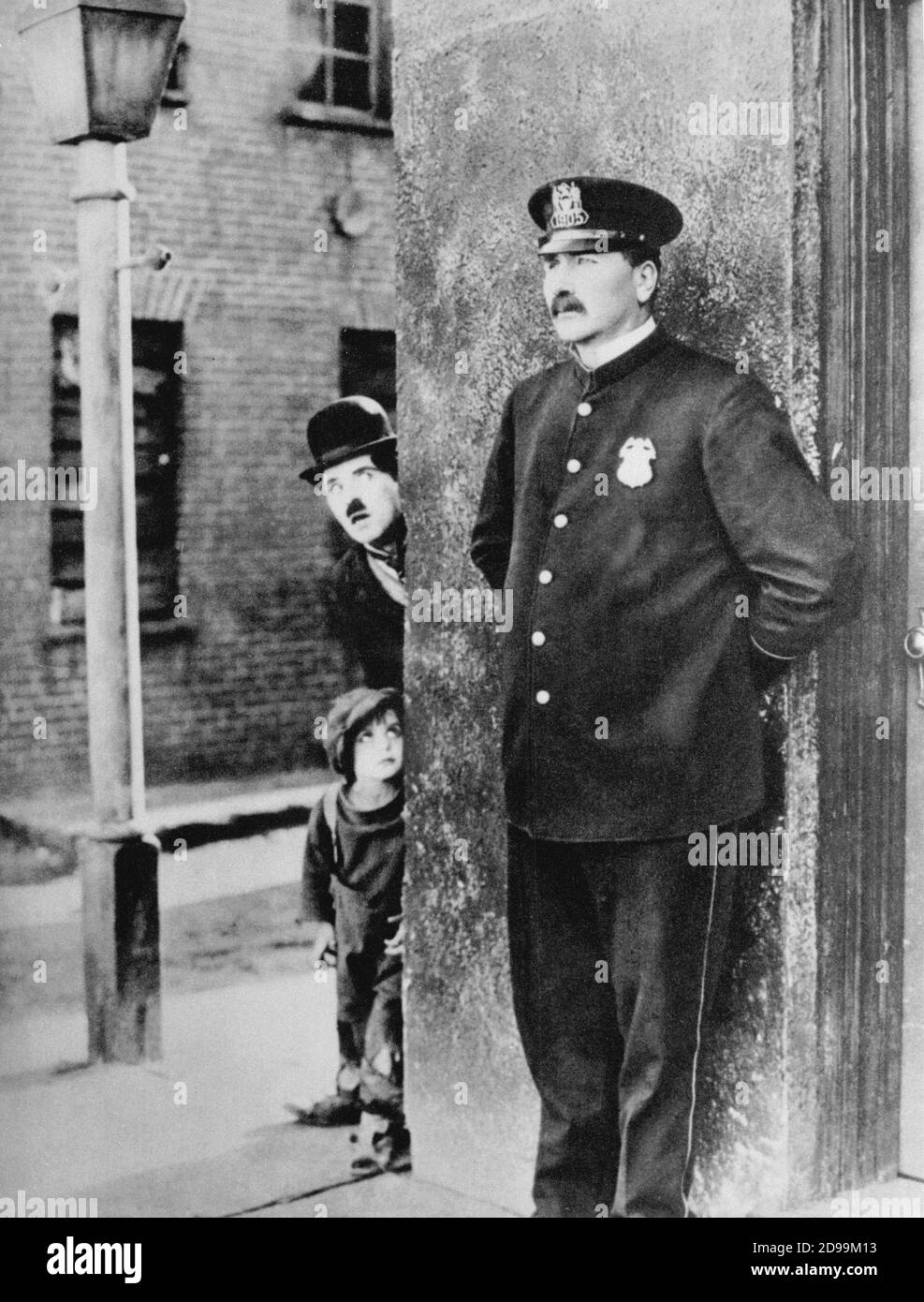 CHARLES CHAPLIN ( 1889 - 1977 ) e JACKIE COOGAN ( Los Angeles 1914 - Santa Monica 1984 ) nel BAMBINO ( 1921 - il monello ) - CHARLOT - poliziotto - poliziotto - baffi - baffi - cappello - cappello bowler - derby --- Archivio GBB Foto Stock