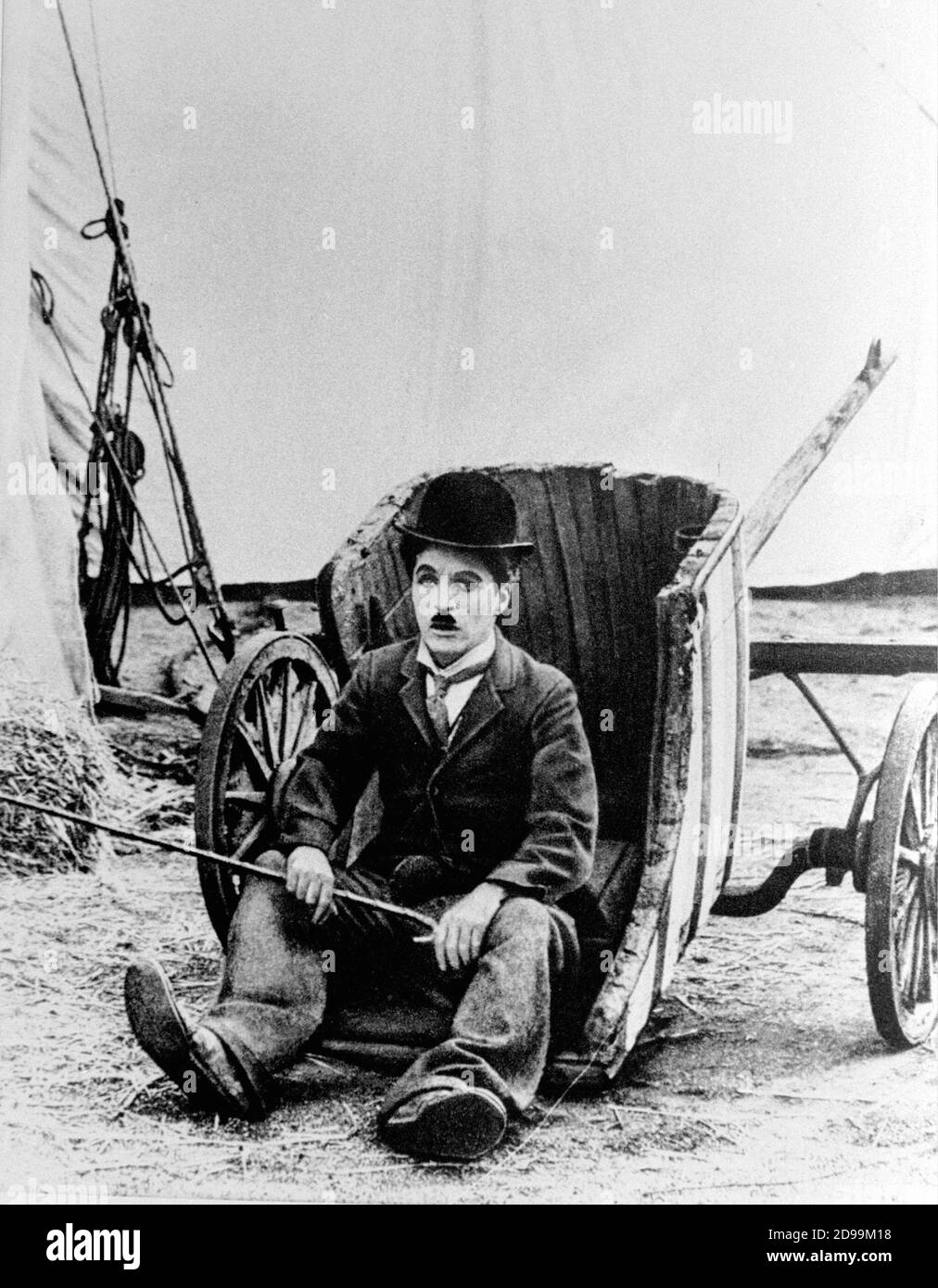 CHARLES CHAPLIN ( 1889 - 1977 ) nel CIRCO ( 1928 - il Circo ) - CHARLOT - bastone - canna - bastone - bombetta - cappello - cappello - derby --- Archivio GBB Foto Stock