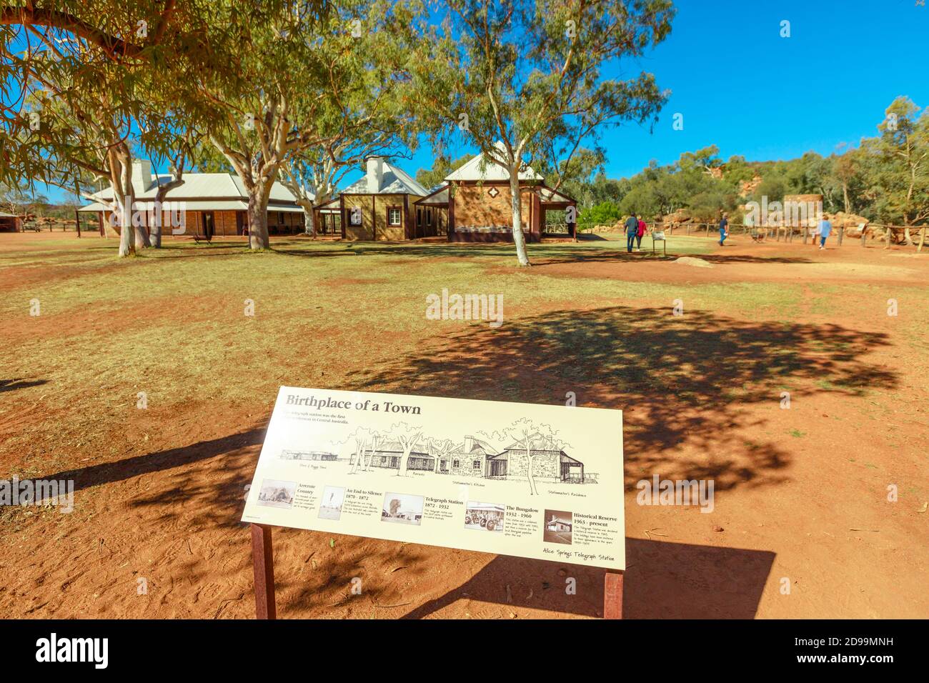 Alice Springs, Northern Territory, Australia - 14 agosto 2019: Cartello informativo della stazione del telegrafo nella città di Alice Springs. Punto di riferimento storico in Foto Stock