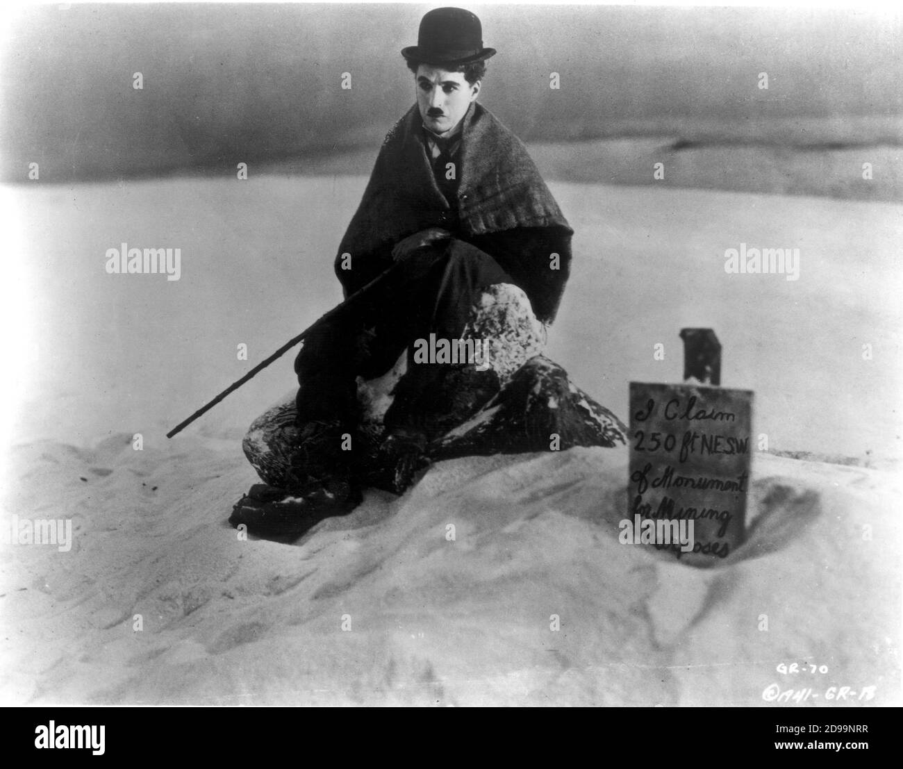 CHARLES CHAPLIN come Charlot nel RUSH ORO ( 1925 - la Febbre dell' oro ) - regista - registra - attore - film MUTO - CINEMA MUTO - cappello - bombetta - cappello derby - baffi - baffi - canna - bastone - neve - Alaska --- Archivio GBB Foto Stock