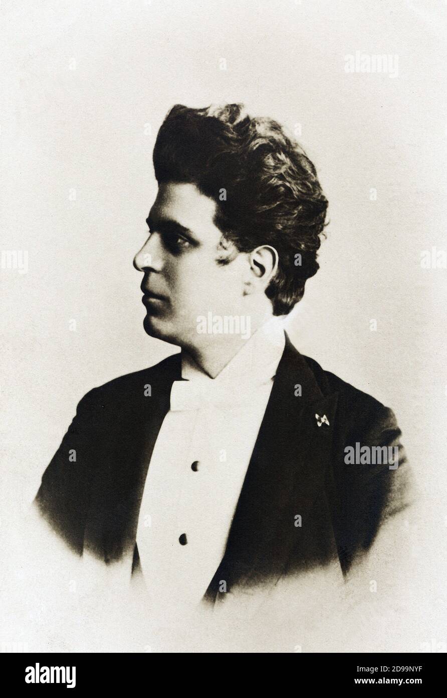 1990 c : il celebre compositore italiano di musica Pietro MASCAGNI ( Livorno 1863 - Roma 1945 ) - MUSICA CLASSICA - classica - LIRICA - MUSICA - COMPOSITORE - profilo - ritratto - cravatta papillon - cravatta fumando - stretto --- Archivio GBB Foto Stock