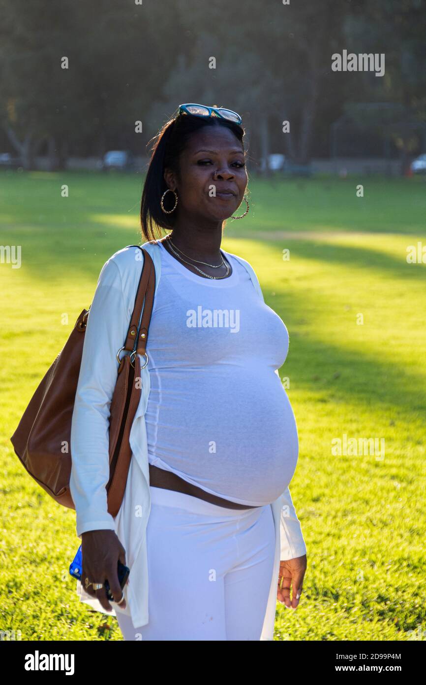Una sola, attraente, afroamericana femmina avvicinarsi alla nascita; Brea Canyon Regional Park, Brea, California, USA. Foto Stock