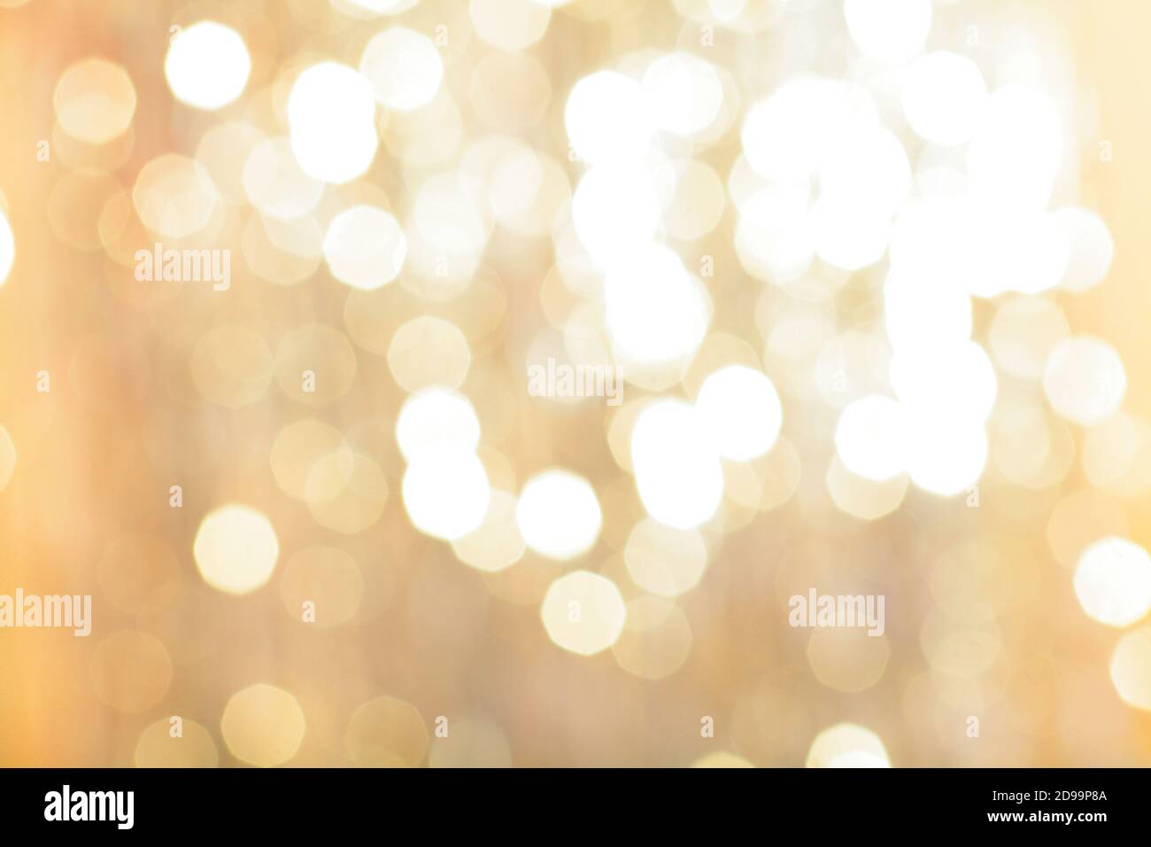 sfondo dorato, luci di natale bokeh. astratto rifocuso sfondo sfocato. Foto Stock