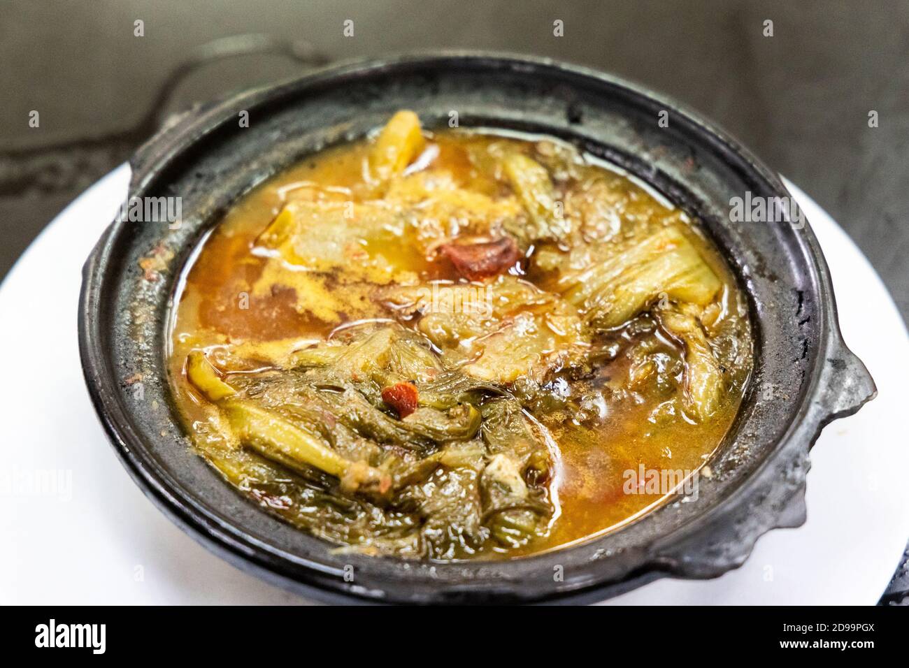 Tradizionale cinese acide speziato senape verdura delicatezza in claypot Foto Stock