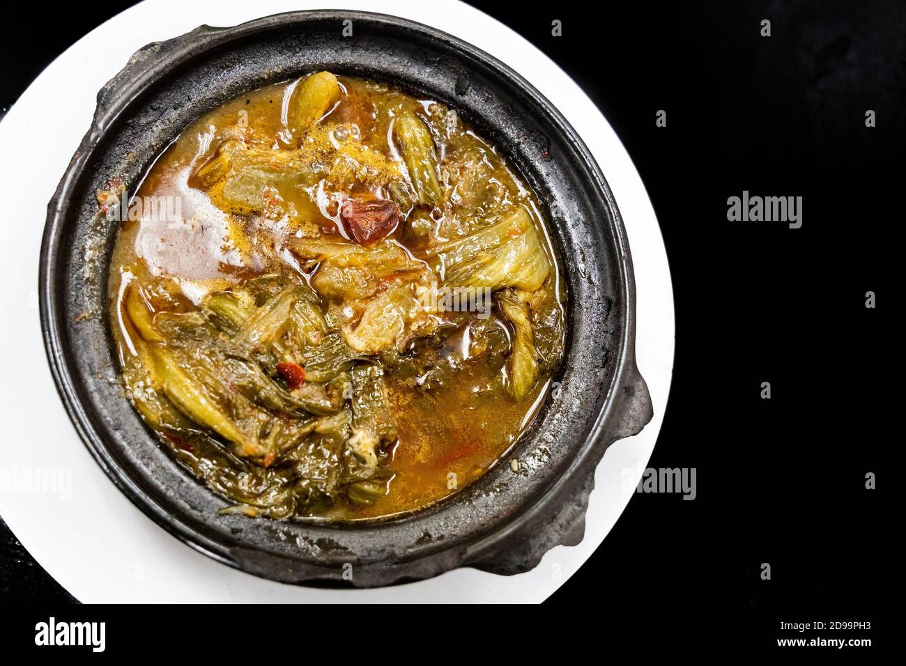 Tradizionale cinese acide speziato senape verdura delicatezza in claypot Foto Stock
