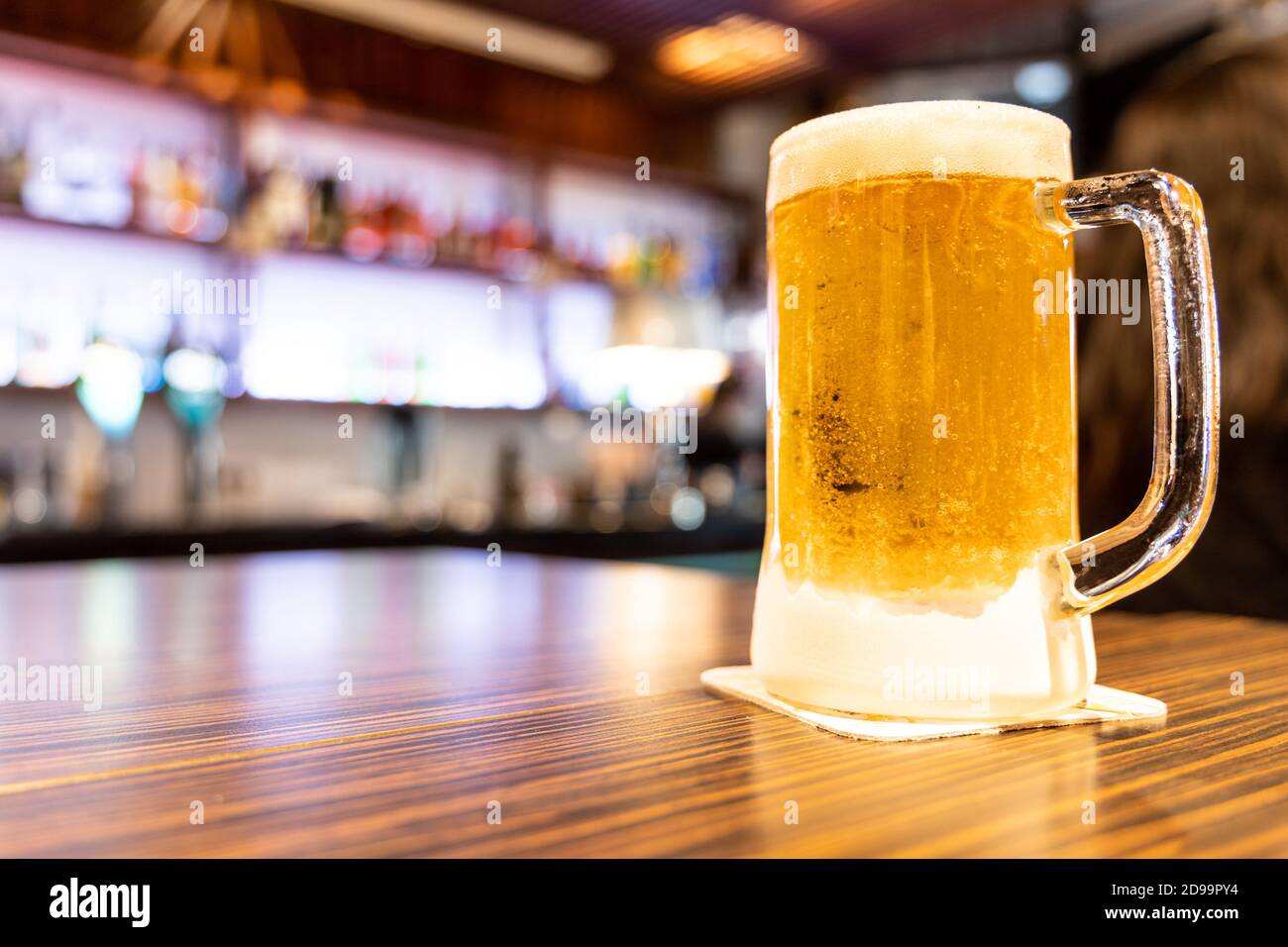 Pinta di birra molto fredda e rinfrescante con sfondo pub Foto Stock