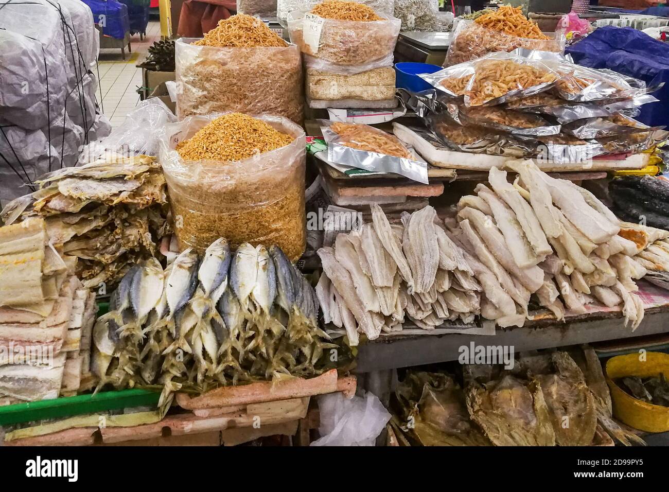 Sale non sano, pesce di pesce salato conservato essiccato al mercato stalla Foto Stock