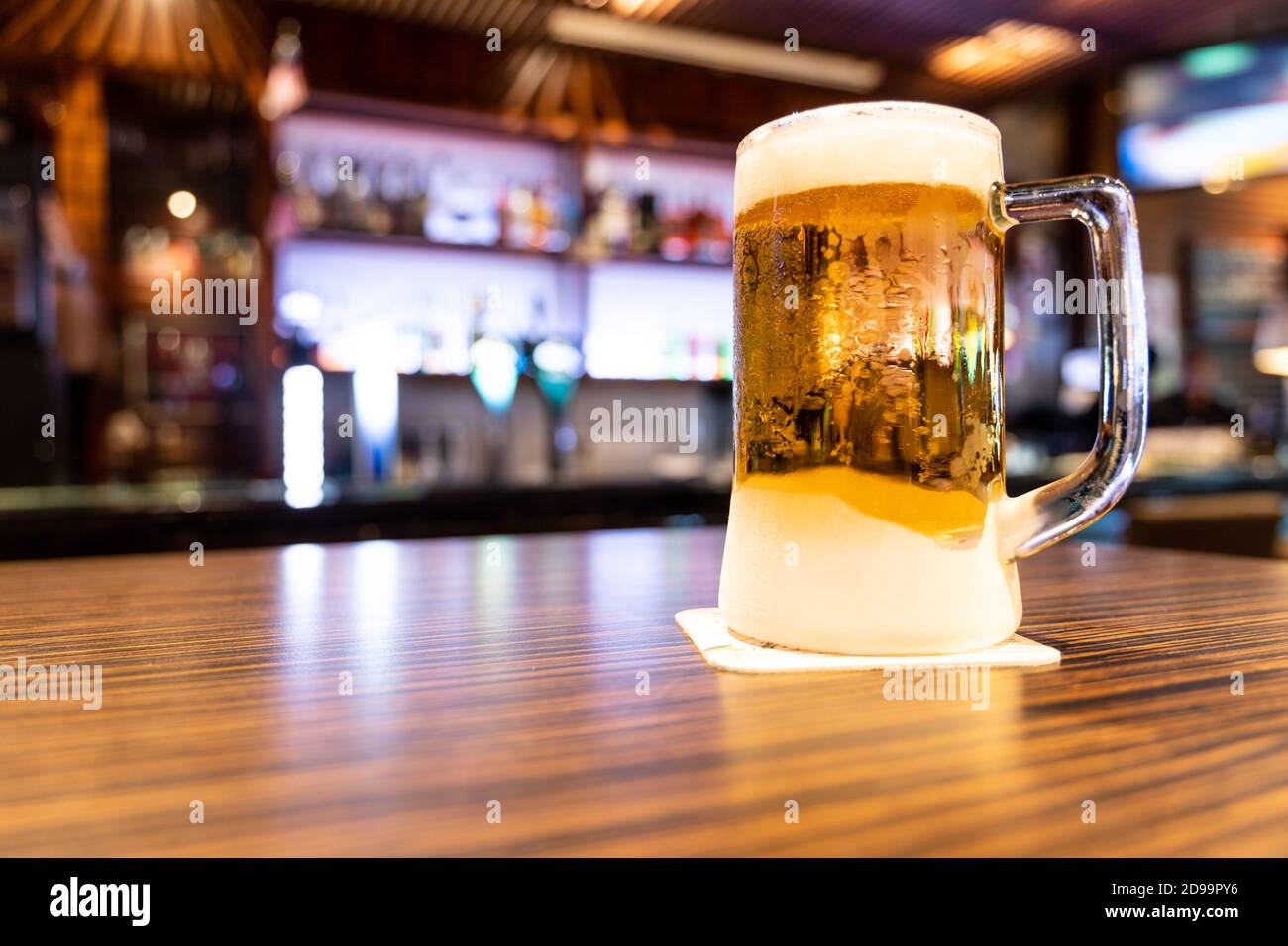 Pinta di birra molto fredda e rinfrescante con sfondo pub Foto Stock