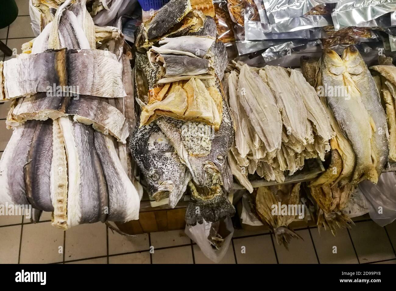 Sale non sano, pesce di pesce salato conservato essiccato al mercato stalla Foto Stock
