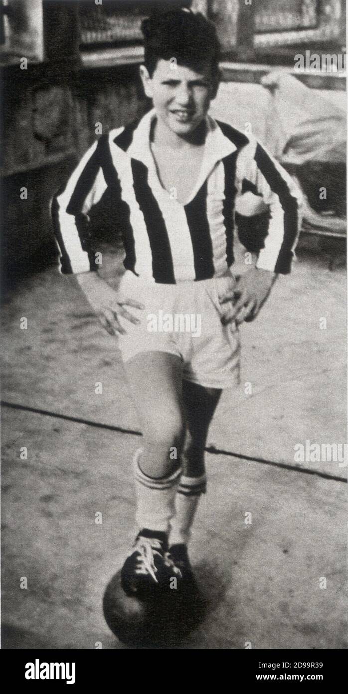 1950 , ITALIA : il calciatore italiano ROBERTO BETTEGA (nato a Torino , 1940 ) , wen aveva 10 anni , con il suo primo ruolo nella t-shirt ' JUVENTUS' Footbal Club . Dopo in una Serie dal 1970 al 1983 con Juventus , 42 volte con Nazionale - CALCIATORE - CALCIO - SPORT - SPORTIVO - personalità bambino - Personalità da bambini - ritratto - ritratto ---- Archivio GBB Foto Stock