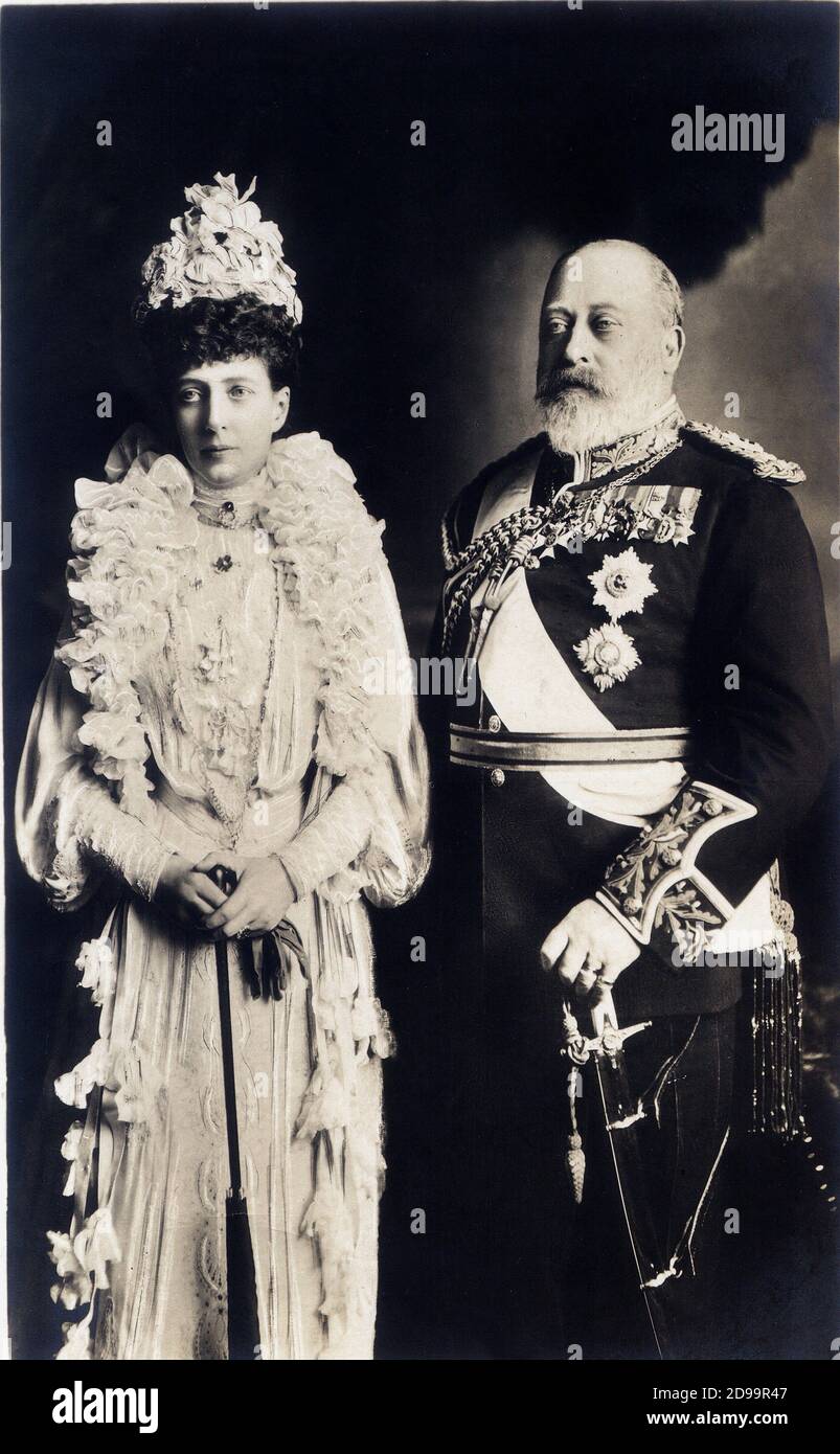 1900 C, GRAN BRETAGNA : il re d'Inghilterra EDOARDO VII (1841-1910) e la moglie Qeen ALEXANDRA, principessa di Danimarca (1844-1925) - REALI - ROYALTY - nobili - nobiltà - nobiltà - divisa militare - uniforme militare - medaglie - medaglia - medaglia - medaglie - spada - spada - cappello - cappello - cappello - volanti - pizzo - guanti - guanti - REGINA ALESSANDRA - RE EDOARDO ---- Archivio GBB Foto Stock