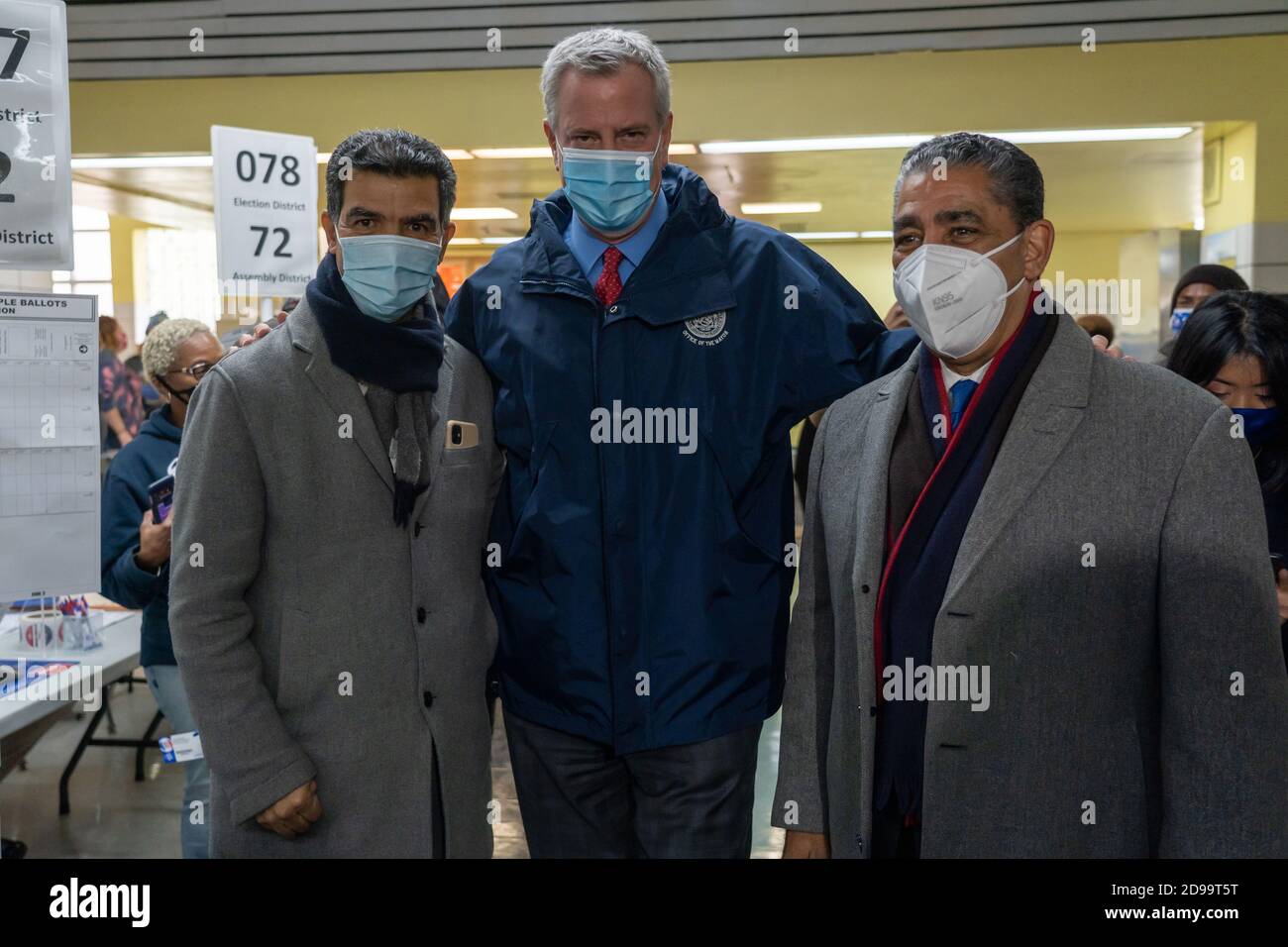 Ydanis Rodriguez, il sindaco di New York Bill de Blasio e il congressista statunitense Adriano Espaillat indossano maschere facciali sono stati visti a Manhattan durante le elezioni presidenziali degli Stati Uniti del 2020 a New York. Foto Stock