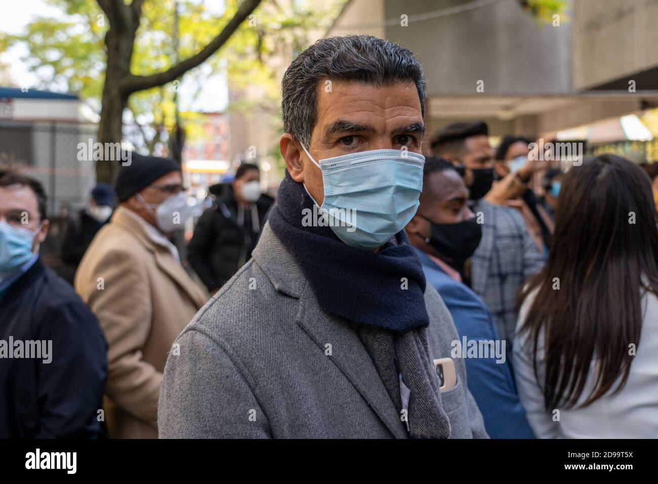 Ydanis Rodriguez, membro del consiglio comunale che indossa una maschera facciale, parla alla stampa all'esterno di un sito di sondaggi a Manhattan durante le elezioni presidenziali degli Stati Uniti del 2020 a New York City. Foto Stock