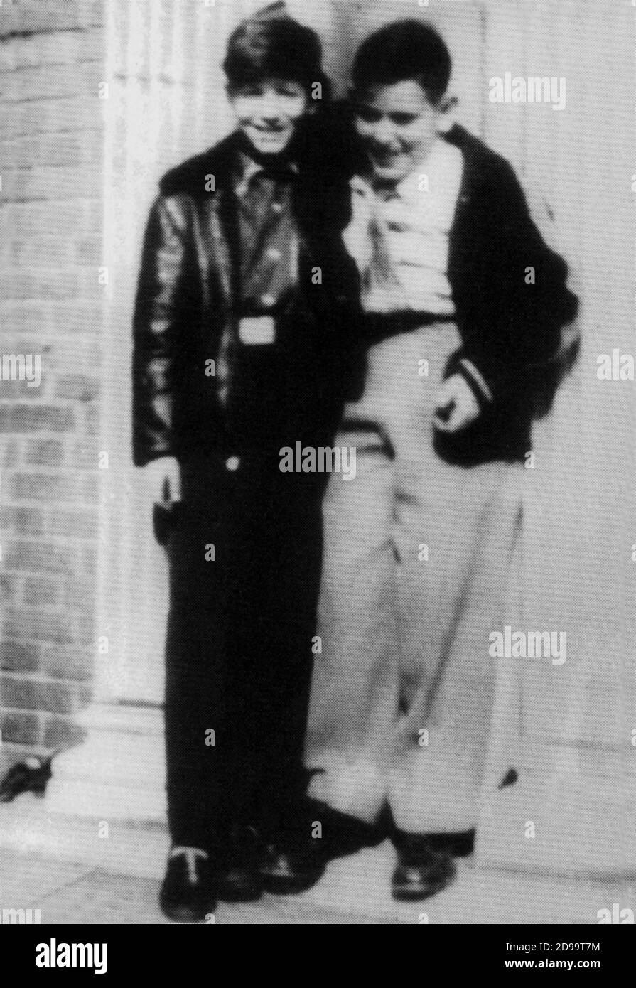 1951 , USA : i futuri stilisti celebrati CALVIN KLEIN ( nato il giorno 19 novembre 1942 , New York ) all'età di nove anni , a sinistra nella foto , con il suo migliore amico e futuro partner commerciale Barry Schwartz - moda - STILISTA - personalità da bambini ( giovani ) - personaggio bambino ---- Archivio GBB Foto Stock