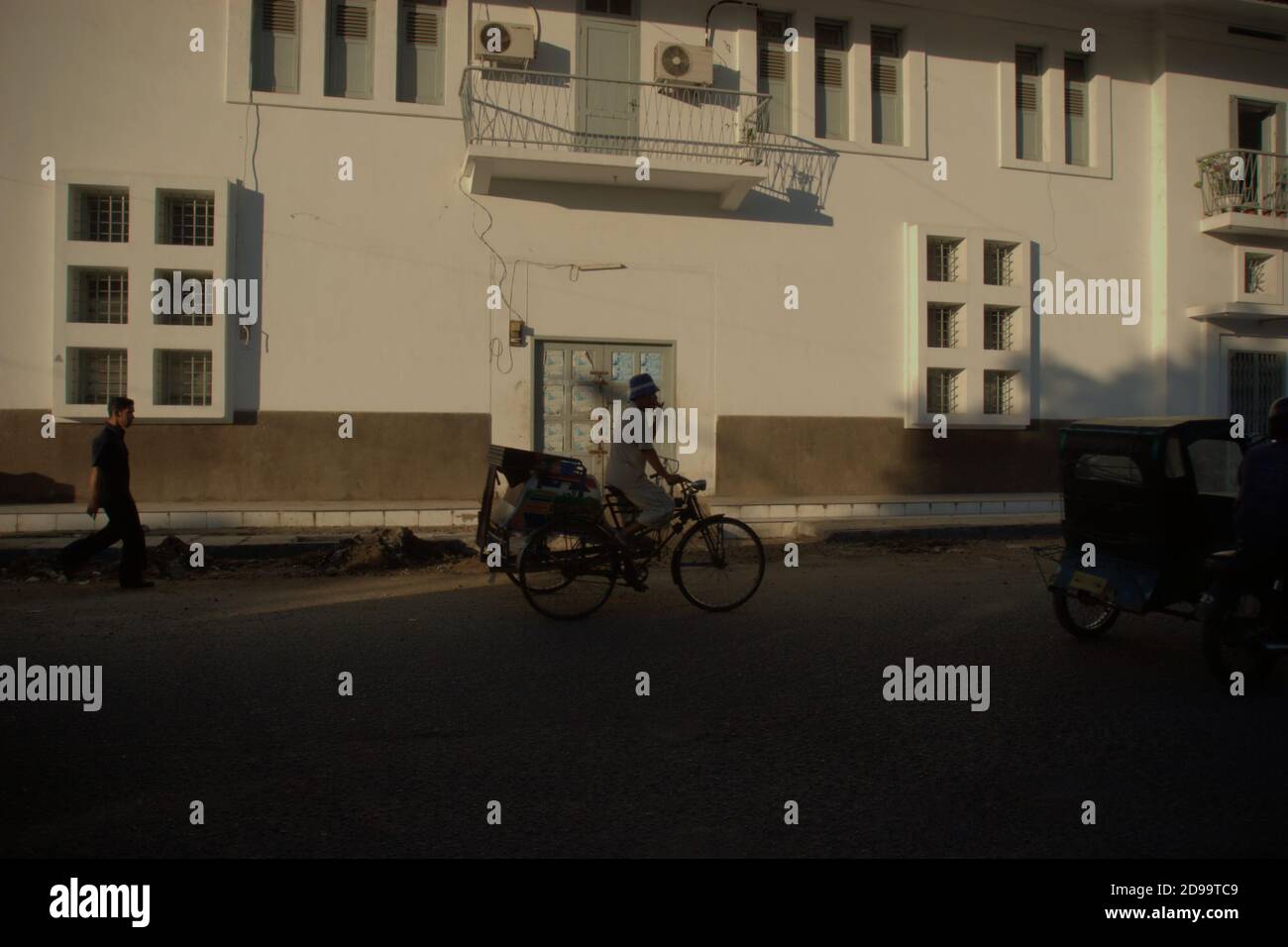 Il traffico mattutino su una strada, con un edificio in vecchio stile architettonico sta accentuando l'area del patrimonio culturale di Sibolga, una città si trova a ovest Foto Stock