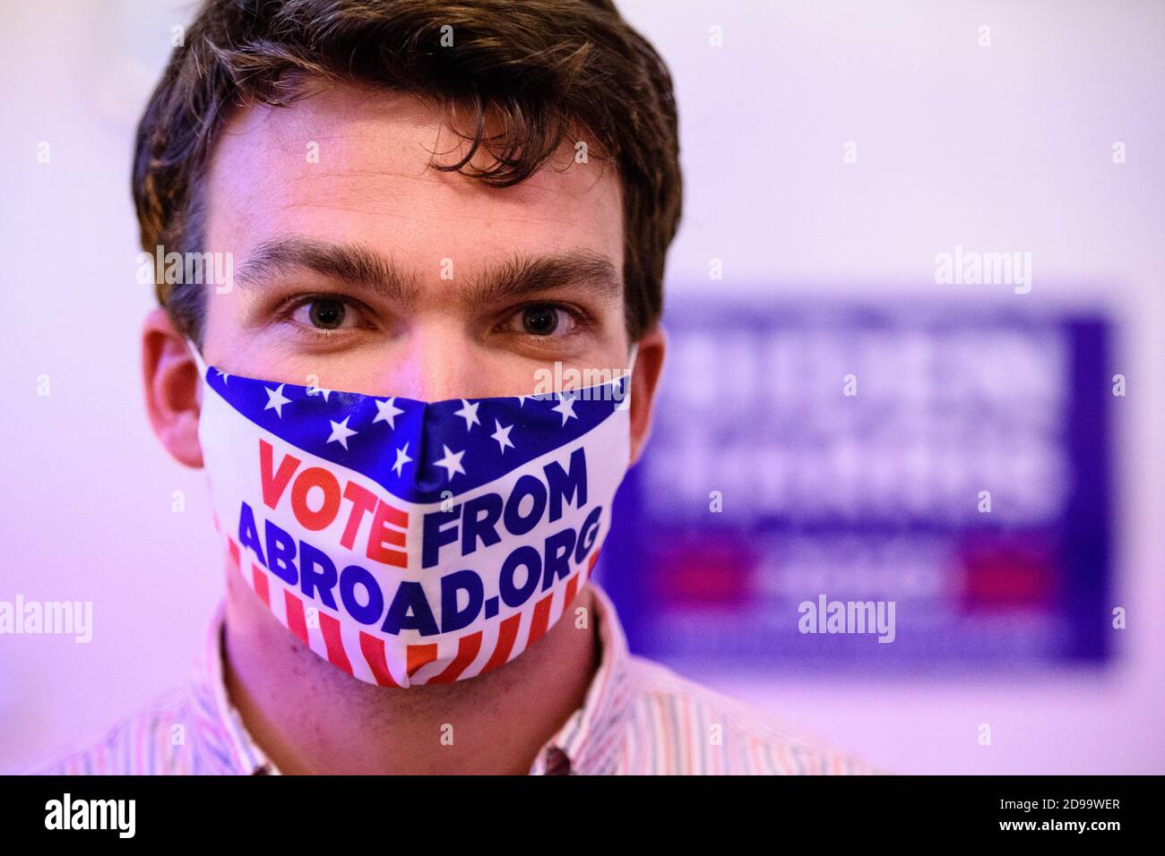 Berlino, Berlino, Germania. 4 Nov 2020. DONOVAN DENNIS, membro di Democrats Abroad Berlin, si pone per una foto con un facemask che legge 'VoteFromAbroad.org' durante la proiezione di una trasmissione di notizie delle elezioni presidenziali degli Stati Uniti del 59esimo quadrennio. A causa della pandemia mondiale del Covid-19 in corso e delle misure dello Stato di Berlino per contenere il coronavirus, la notte elettorale in Germania può avvenire solo in ambienti privati con un massimo di due famiglie. Credit: Jan Scheunert/ZUMA Wire/Alamy Live News Foto Stock