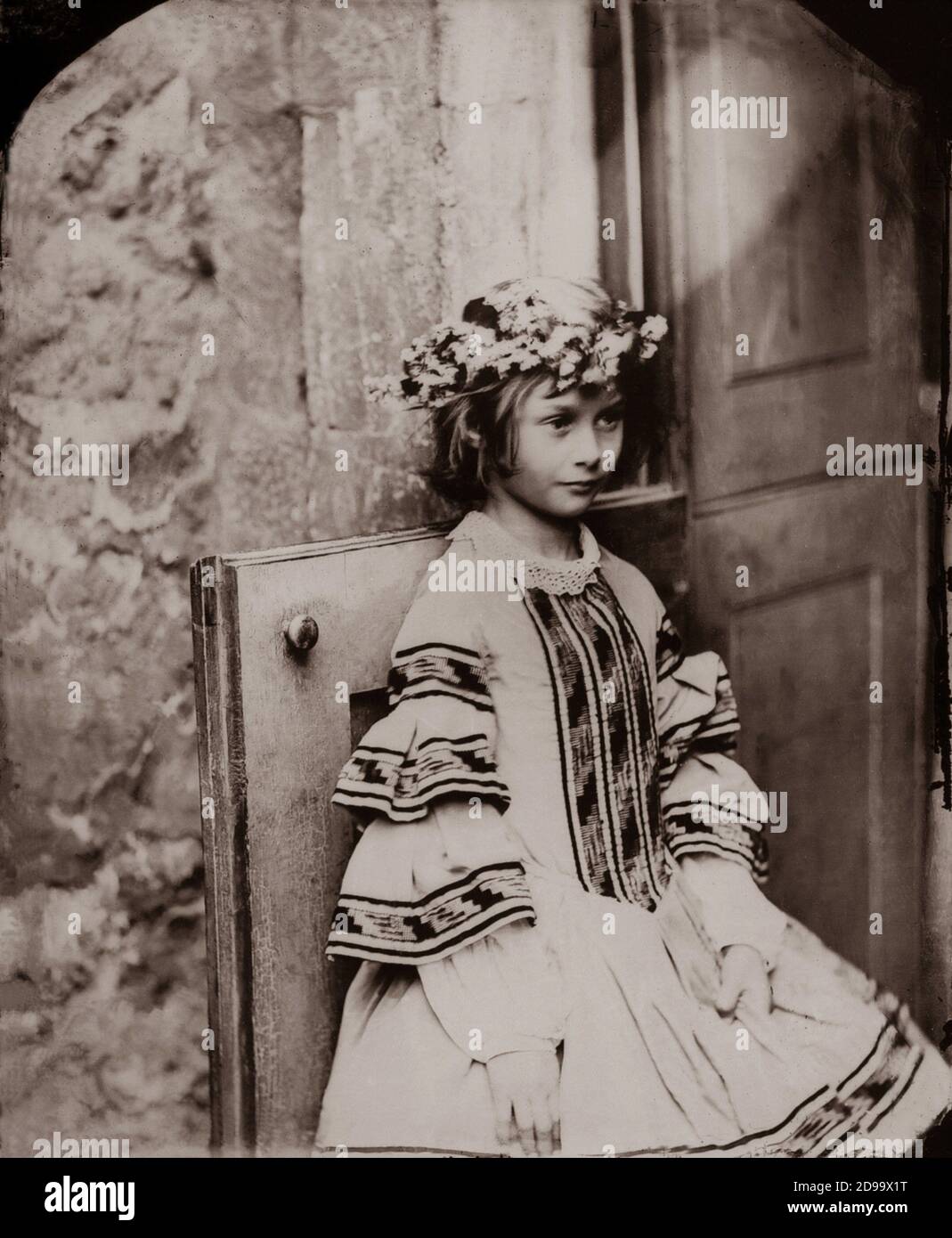 1860 , GRAN BRETAGNA : Alice Liddell , che indossa una ghirlanda ( il modello Little Muse per ALICE NEL PAESE DELLE MERAVIGLIE - 1865 ), ritratto dal fotografo, matematico e scrittore LEWIS CARROLL ( nato Charles Lutwidge Dodgson , 1832 - 1898 ) - LETTERATURA - LETTERATURA - SCRITTORE - bambina - ritratto - ritratto - bambino - personalità da giovani bambini - personalità bambino - EPOCA VITTORIANA - fiori - fiori ---- Archivio GBB Foto Stock