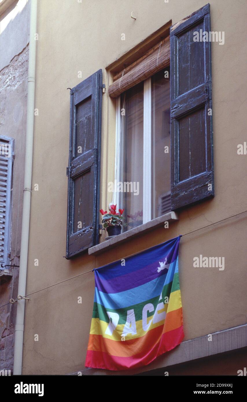 2003 , febbraio , BOLOGNA : guerra di Iraqui , la bandiera pacifista dell'arcobaleno alla finestra - bandiera pacifica alla finestra - pace - bandiera DI PACE alla finestra - PACIFISMO - PACIFISMO - Guerra in IRAQ --- Foto di Giovanbattista BRAMBILLA --- Archivio GBB Foto Stock