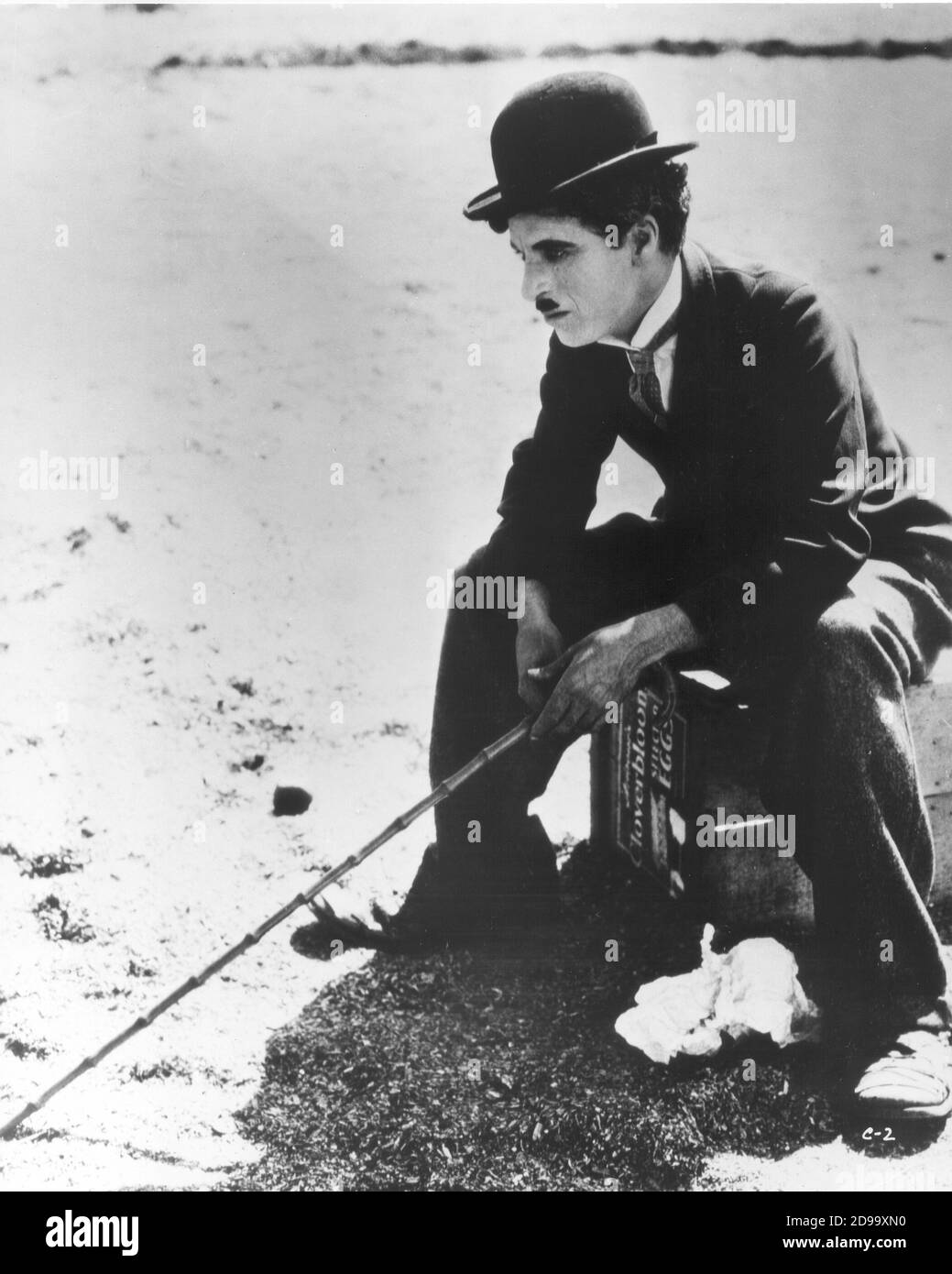 IL regista e attore inglese CHARLES CHAPLIN ( 1889 - 1977 ) in ' THE CIRCUS ' ( 1928 - il Circo ) - FILM MUTO - CINEMA MUTO - film - REGISTRAZIONE - ATTORE - vagabondo - Wanderer - Charlie - canna - bastone - cappello a bombetta - cappello derby - cravatta - cravatta - colletto - colletto - solitudine - lonesone --- Archivio GBB Foto Stock